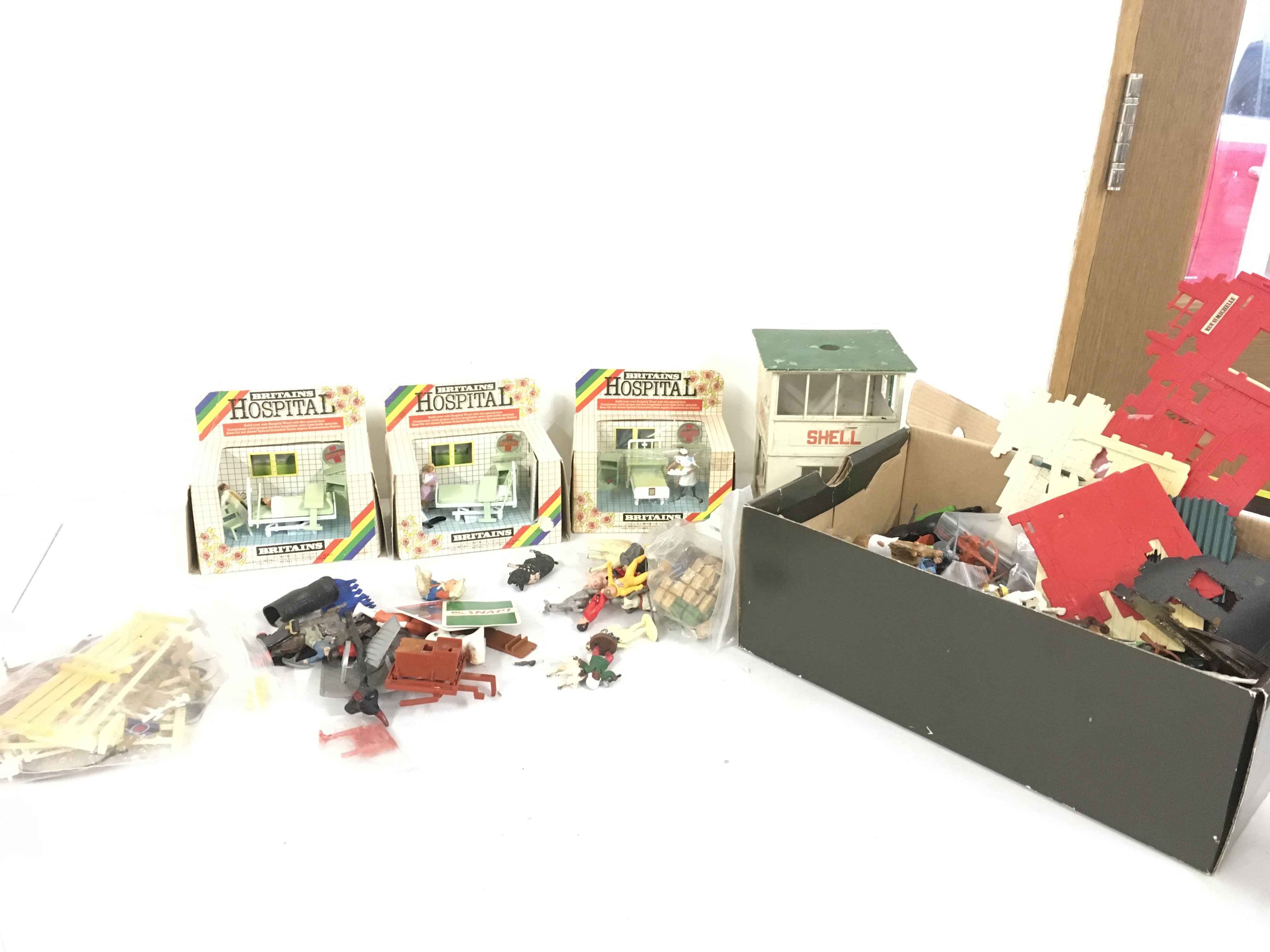 A mixed collection of diecast and plastic minature soldiers by Britains and others.  Includes some buildings.  Also 3x boxed Britains Hospital set.  No reserve.