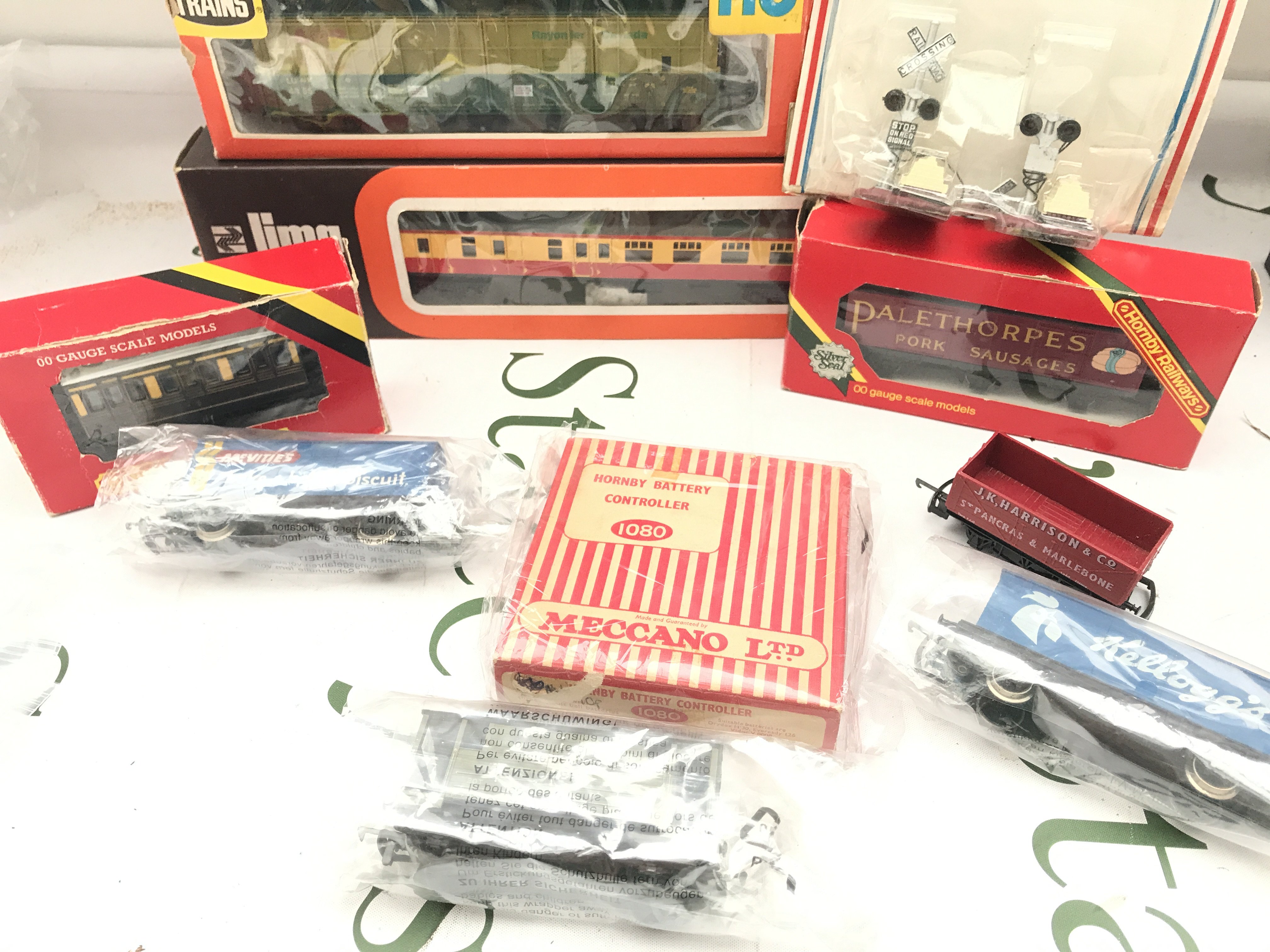 A Small Collection Of Boxed And Loose 00/H0 Wagons. Coaches And Accessories. No Reserve.