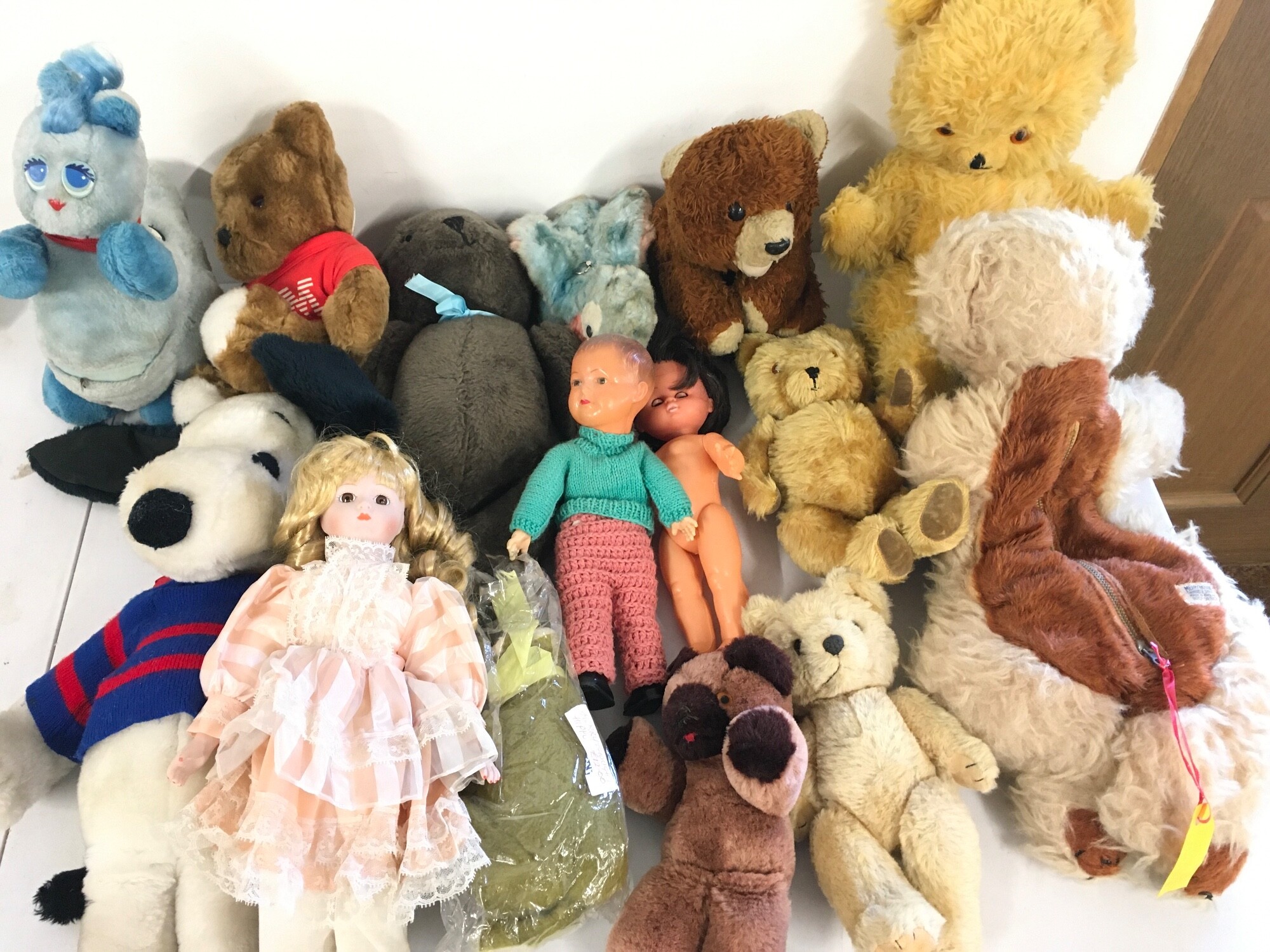 A Collection of assorted dolls and teddies.