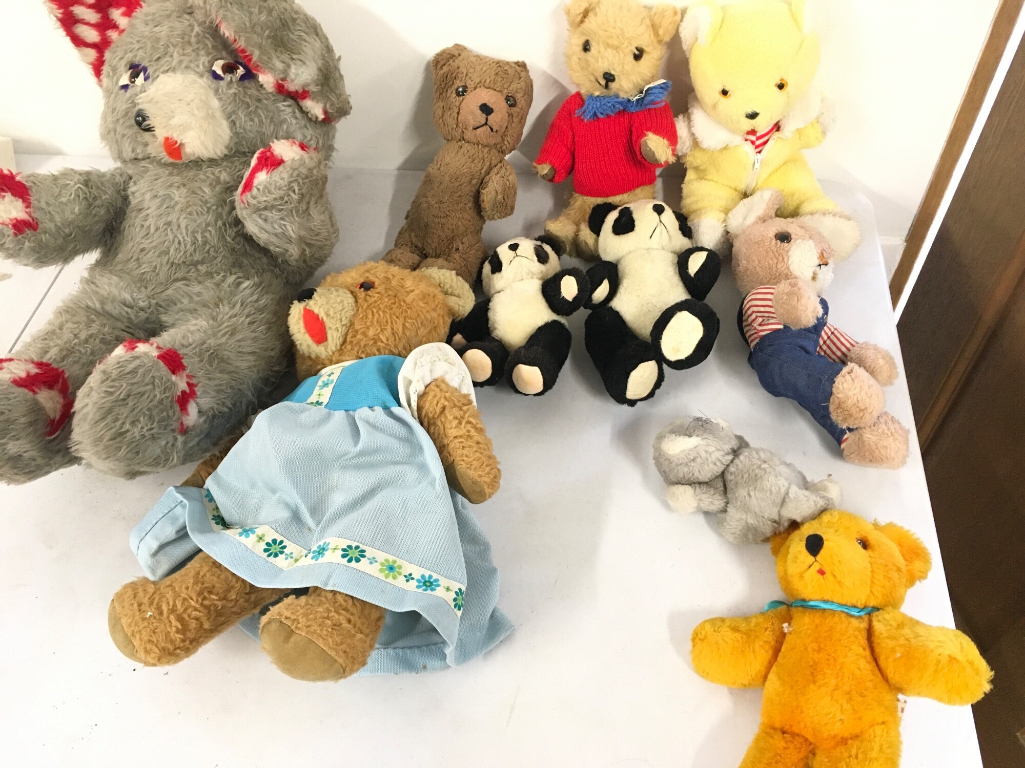 A Collection of various teddy’s no reserve