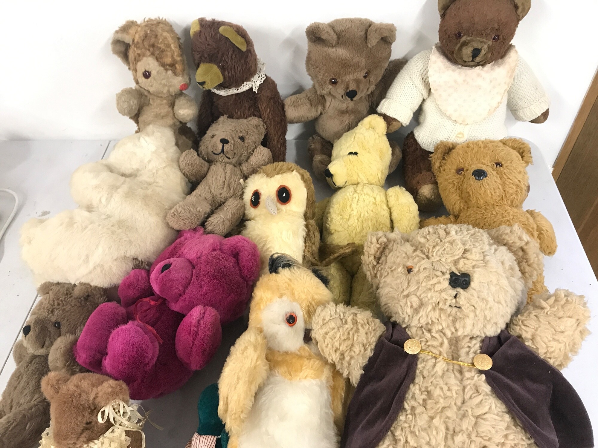 A collection of assorted teddies various ages and makers.
No reserve.