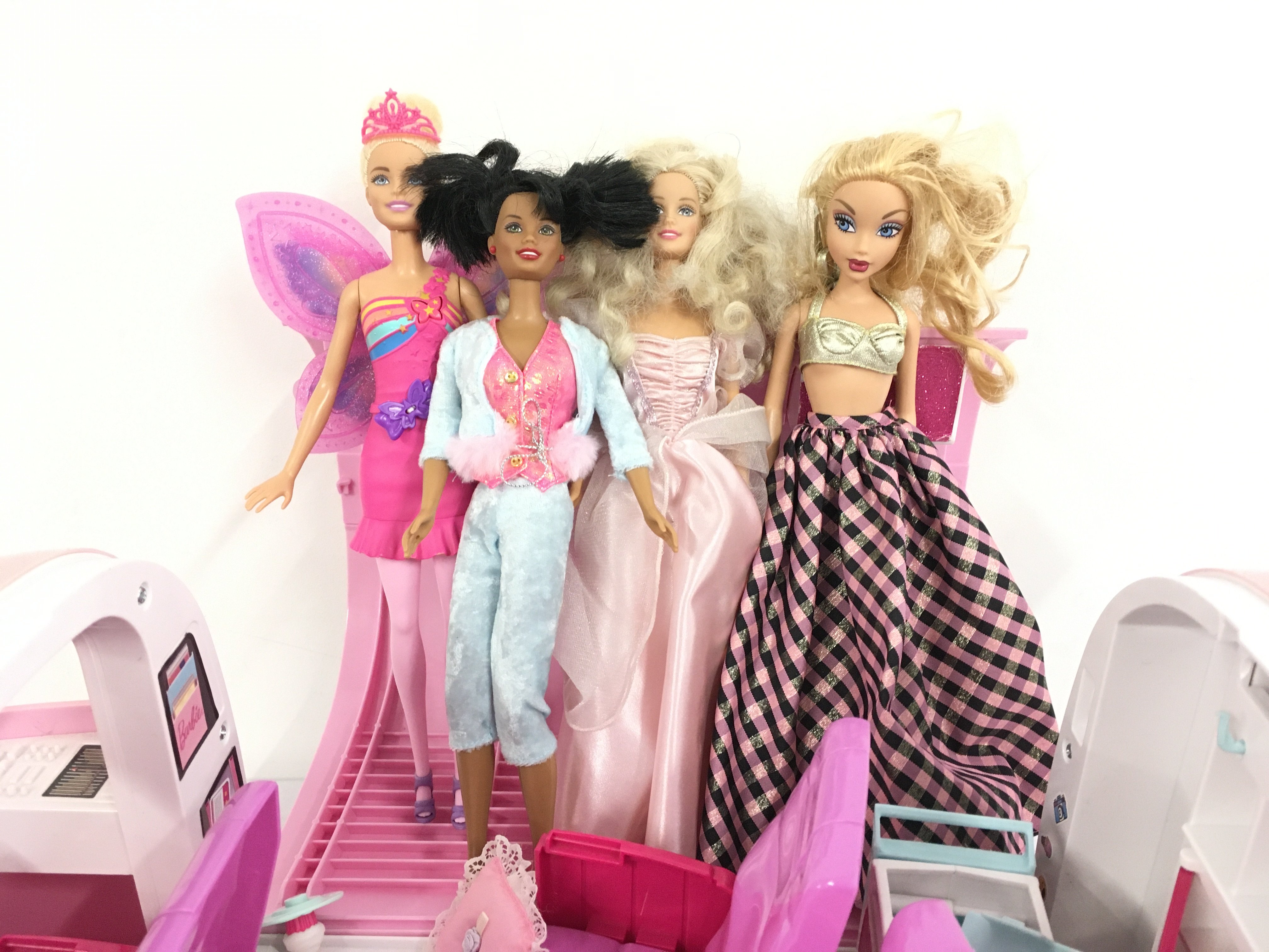A Barbie Dream Plane (Parts Missing) And 4 Dolls. No Reserve.
