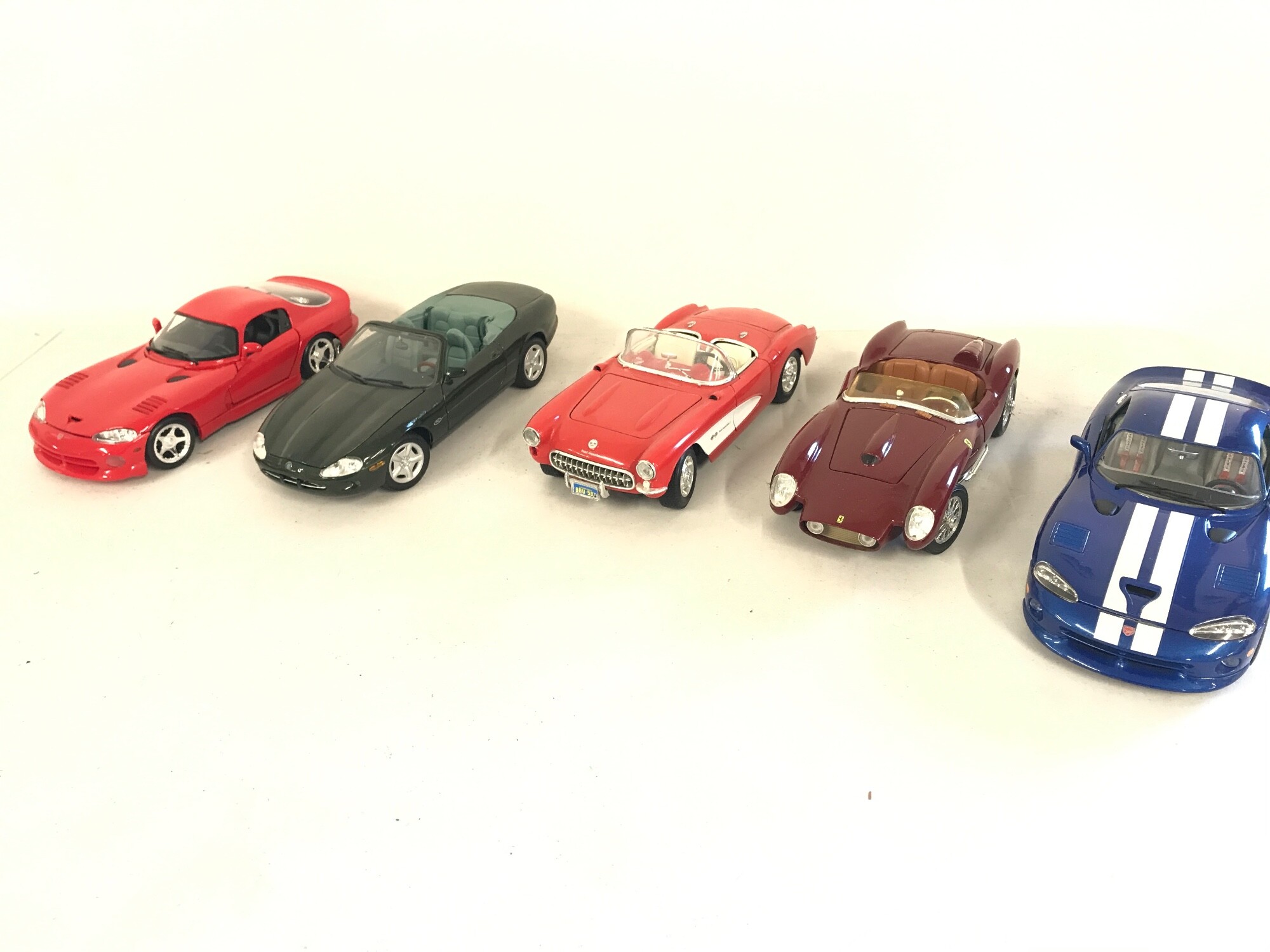 5x 1:18 scale die cast vehicles and a number of Diorama figures.