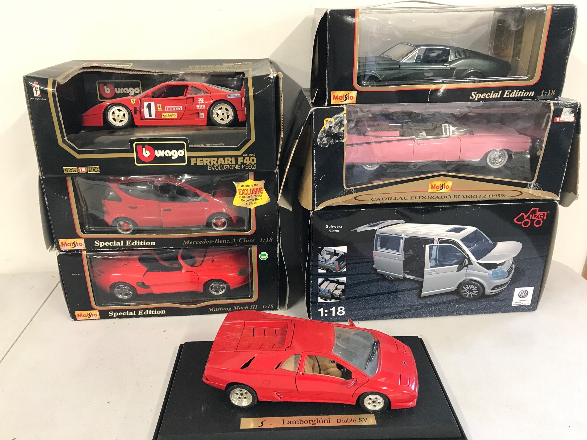 7 x 1:18 scale die cast cars including Lamborghini mustang etc