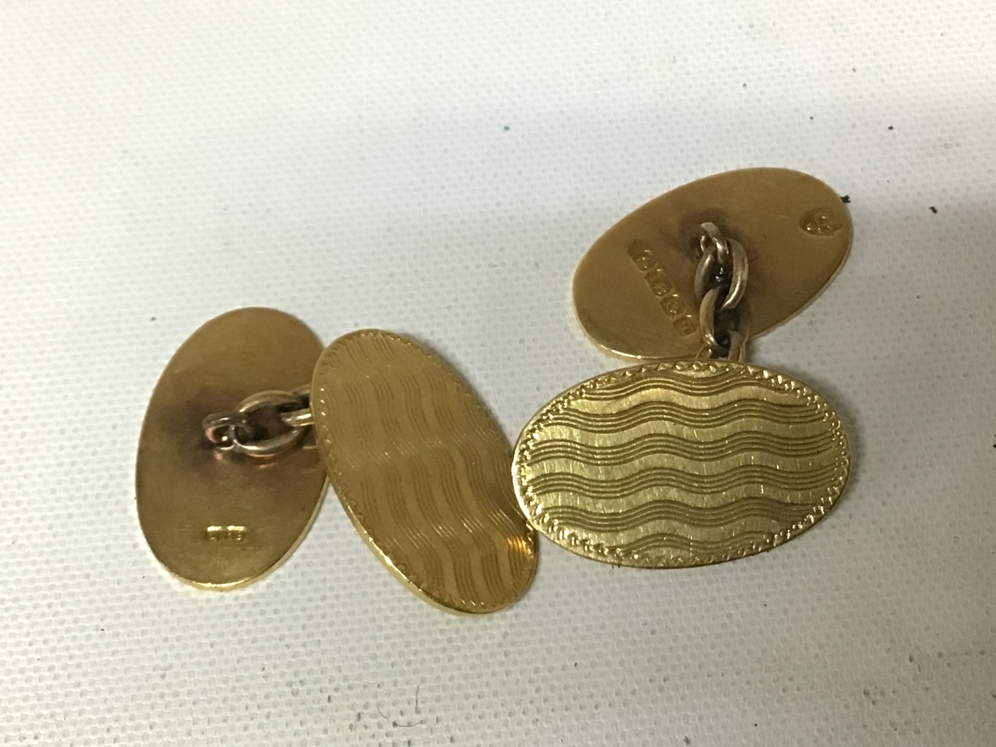 A pair of Vintage 18carat gold gentleman&#2013266057۪s cufflinks oval patterned no personal inscriptions weight 10g