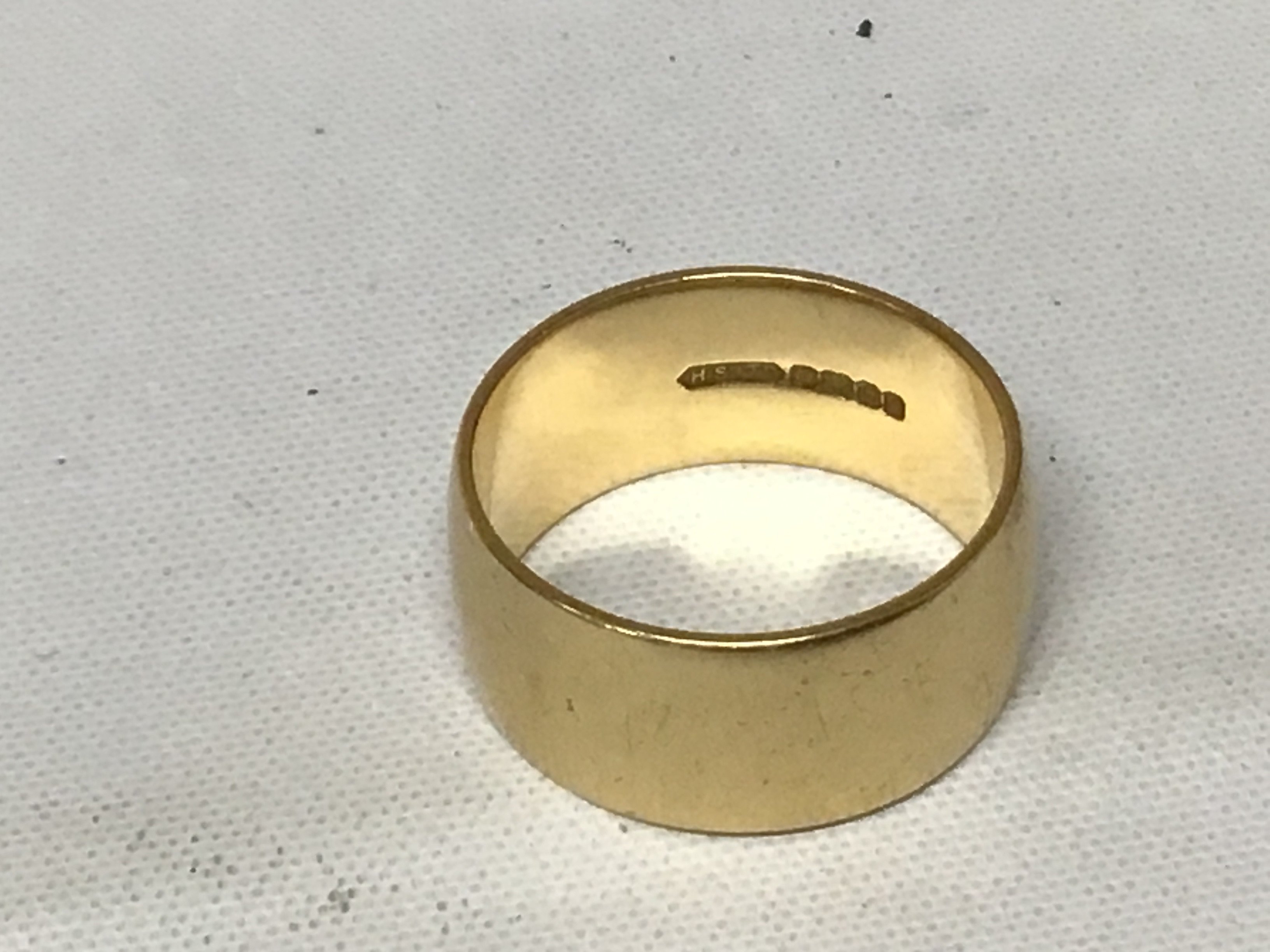 An 18cart gold wedding ring weight 11.5g approximately.