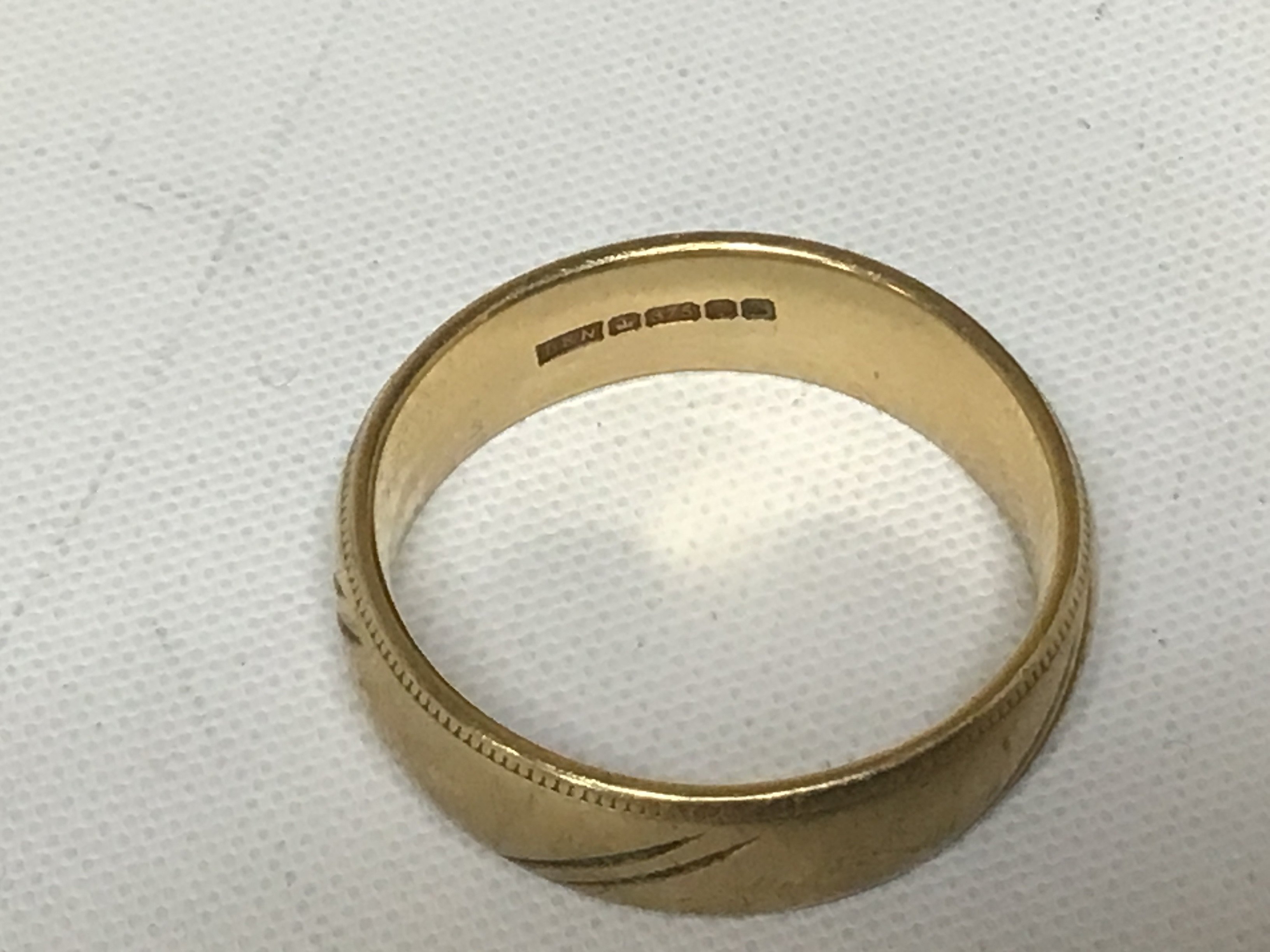 A 9carat gold wedding ring weight 6.5g