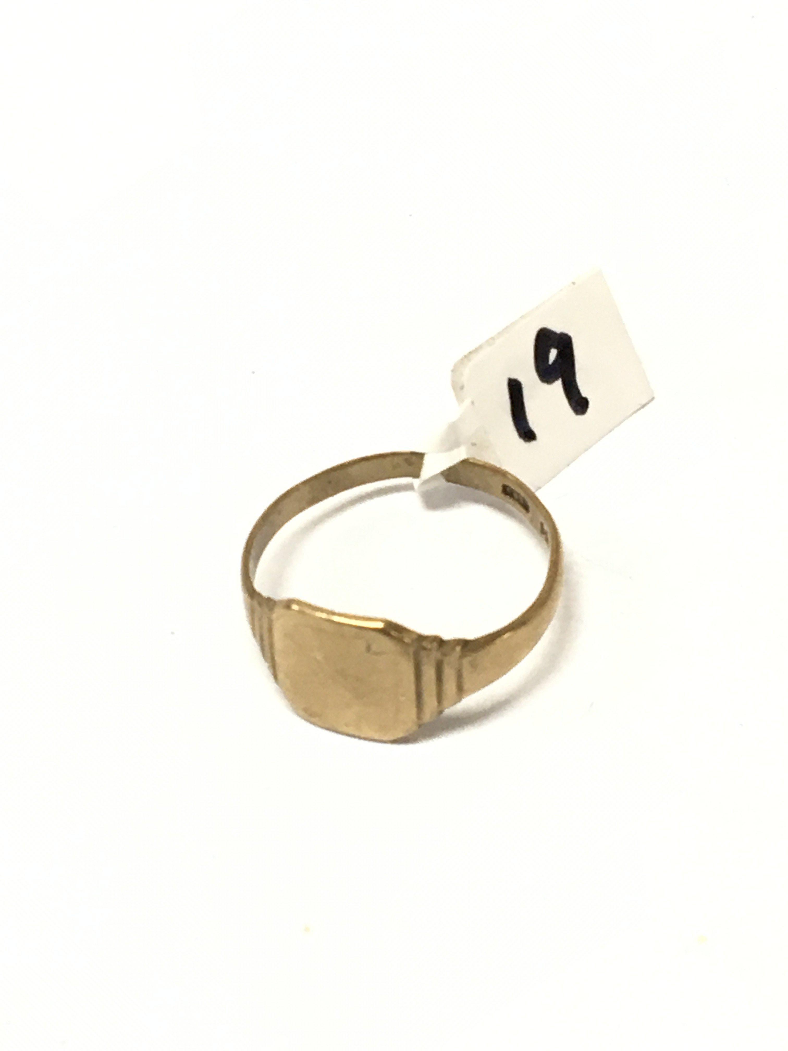 A 9 ct gold signet ring 3 grams .