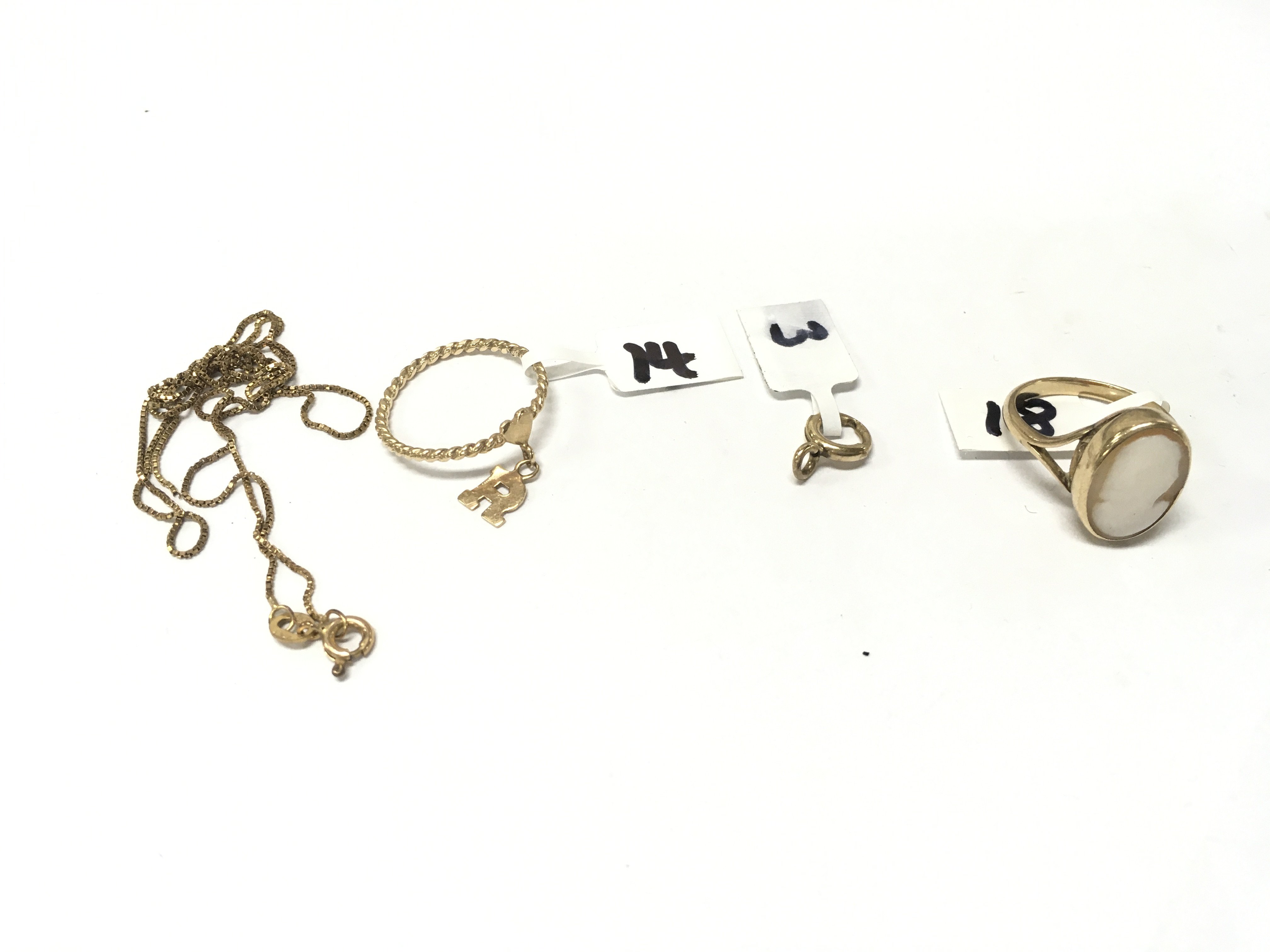 Four items of 9ct gold. A clasp, a ring and a box chain and a cameo ring. Approx weight 6.02 grams.