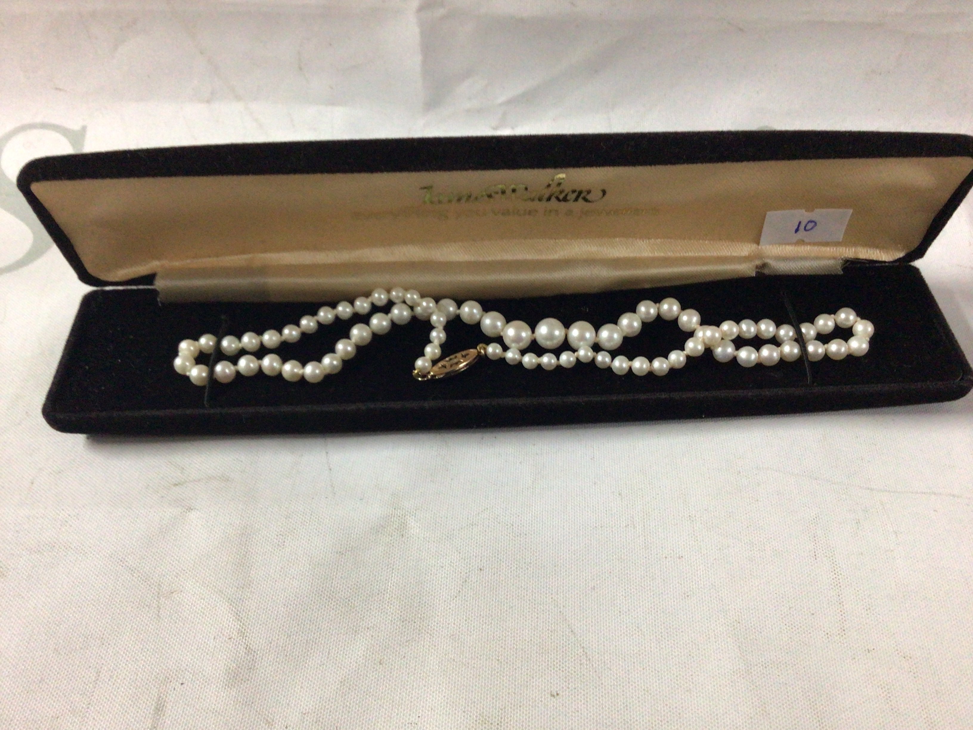 A cult pearl graduating necklace with a 14ct clasp.