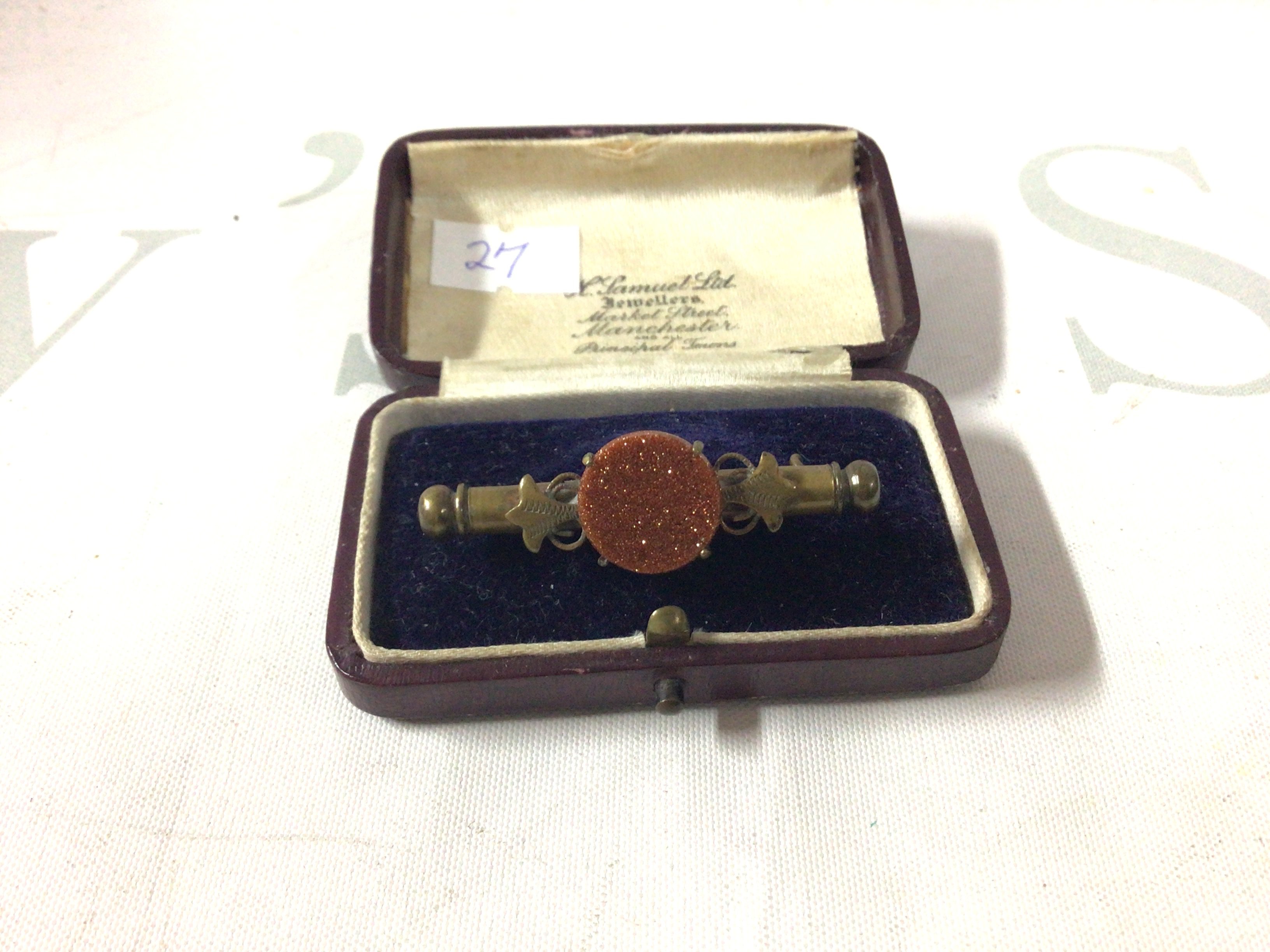 5 vintage compacts, some with enamel decor. Including brands such as vogue, city and more.