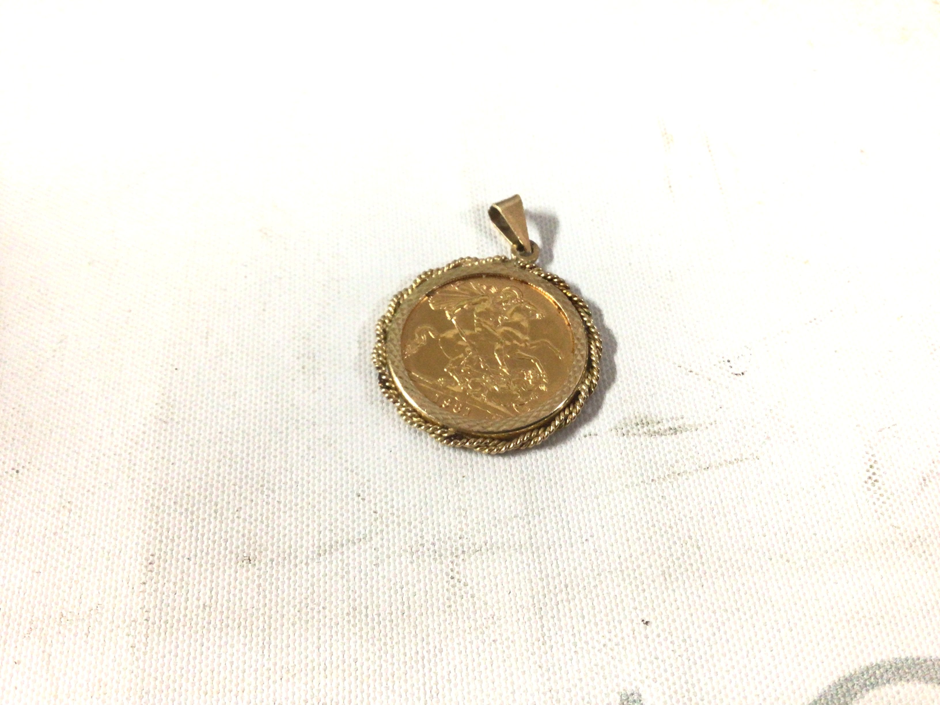 A full 1981 sovereign in a pendant mount. Approx 9.8 grams