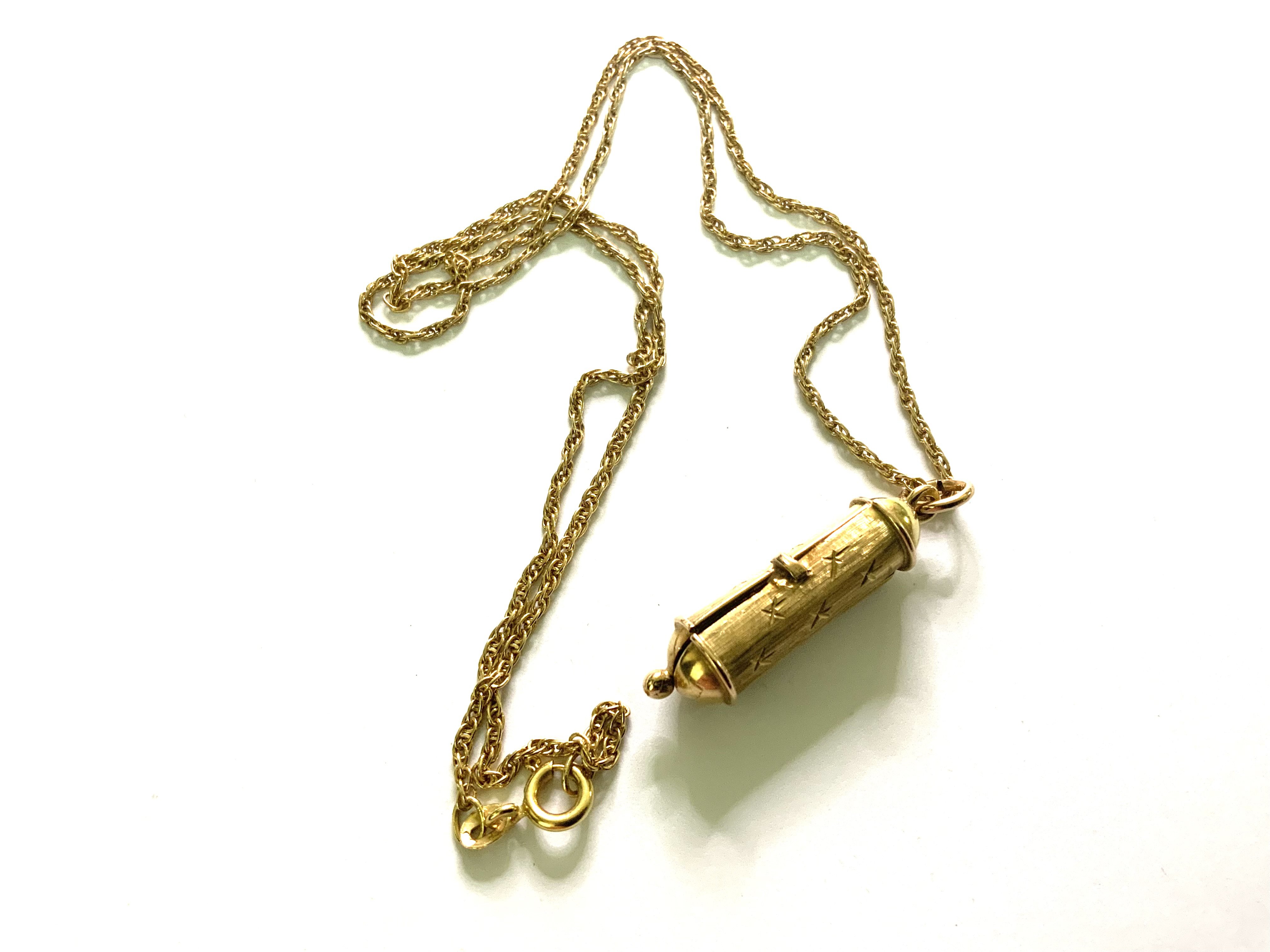 A 14ct gold chain with a 9ct gold scroll case. (7g)