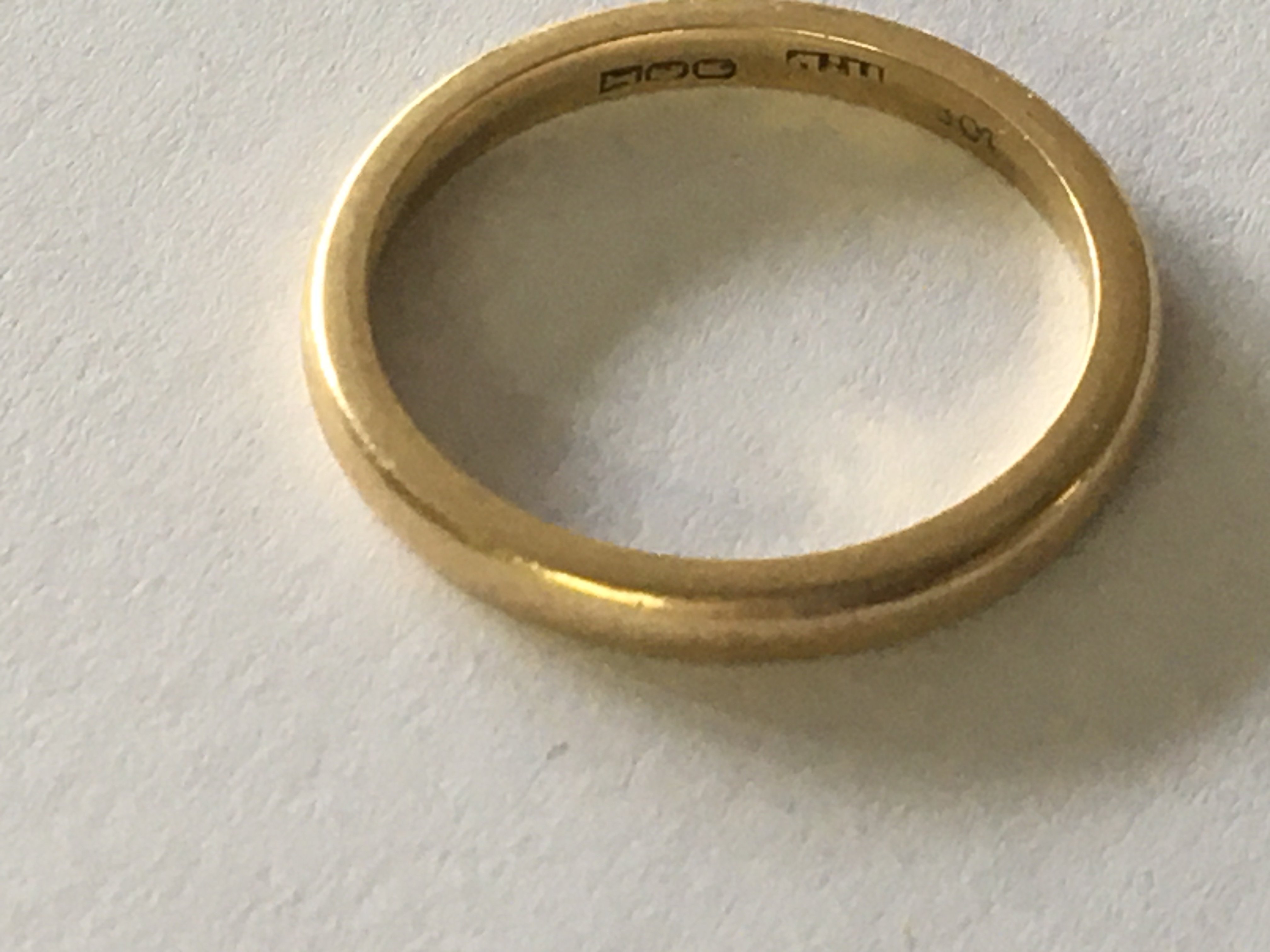 A 18ct gold wedding band 3.9 grams