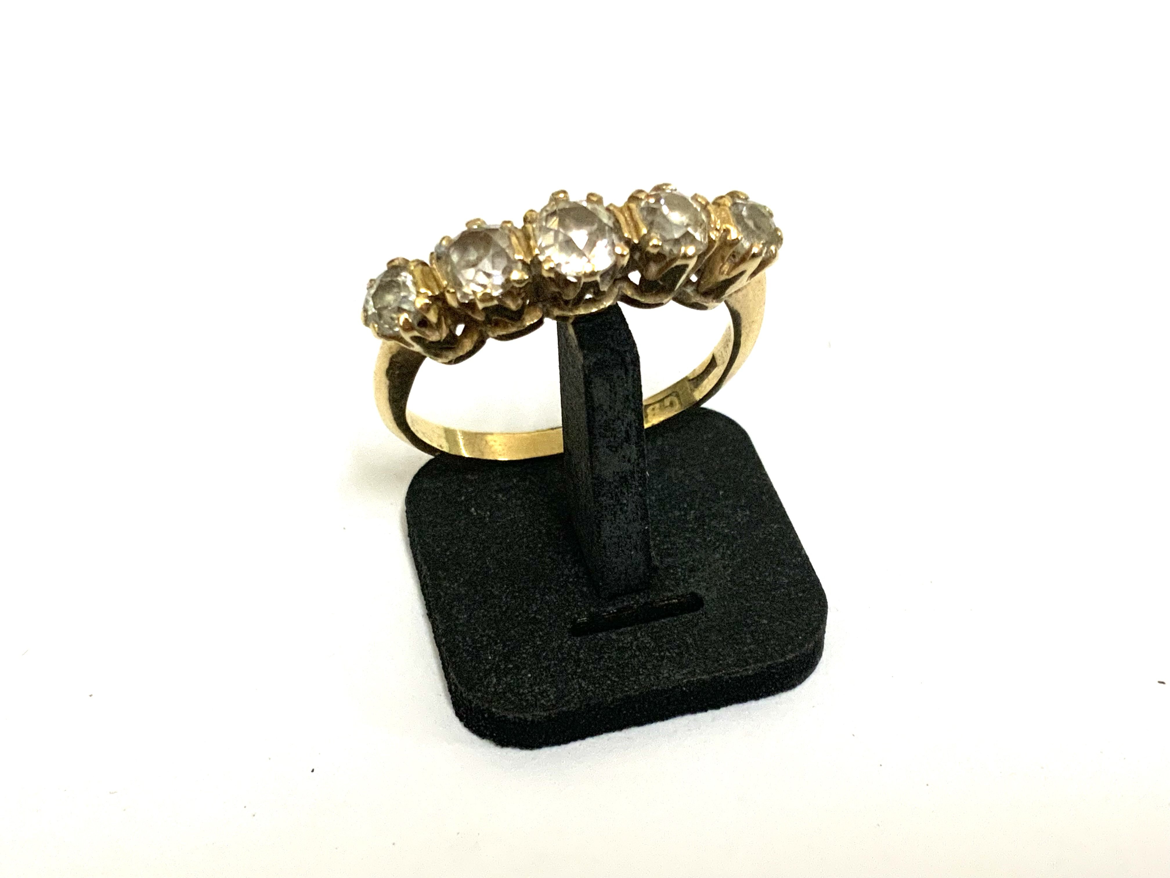 An 18ct yellow gold graduated 5 stone diamond ring. Size M. (A)