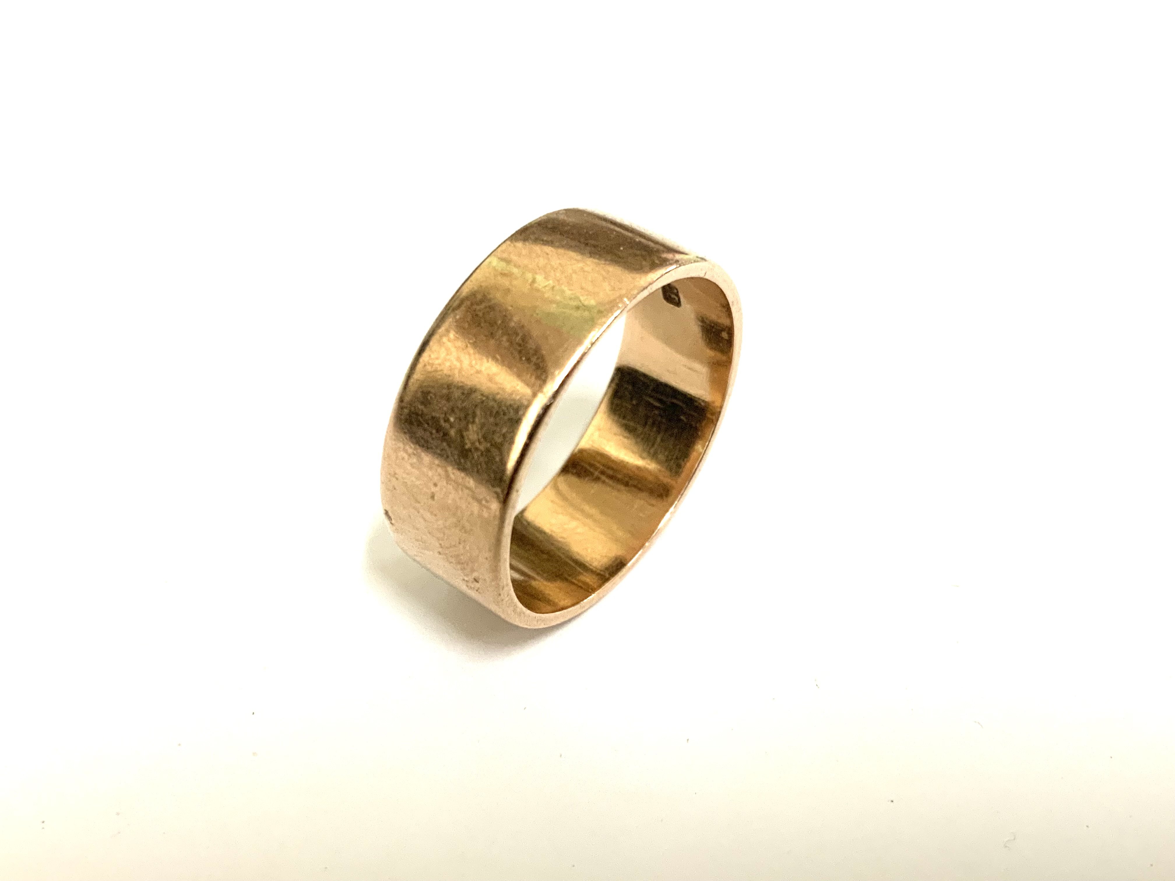 A heavy 9ct gold wedding band. 9.7g (A)