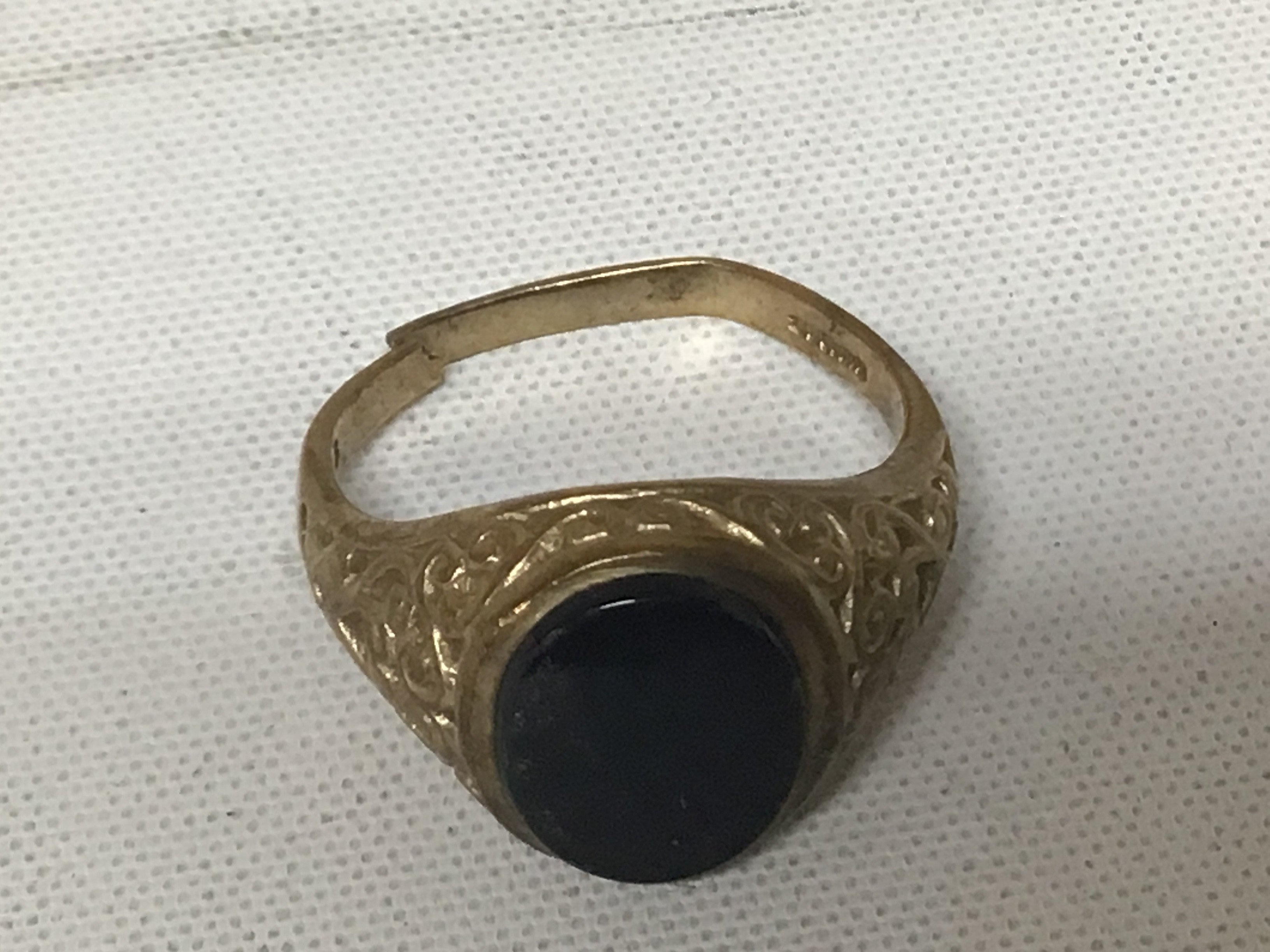 A Gents 9carat gold ring set with a polished bloodstone weight 4.6g approximately.