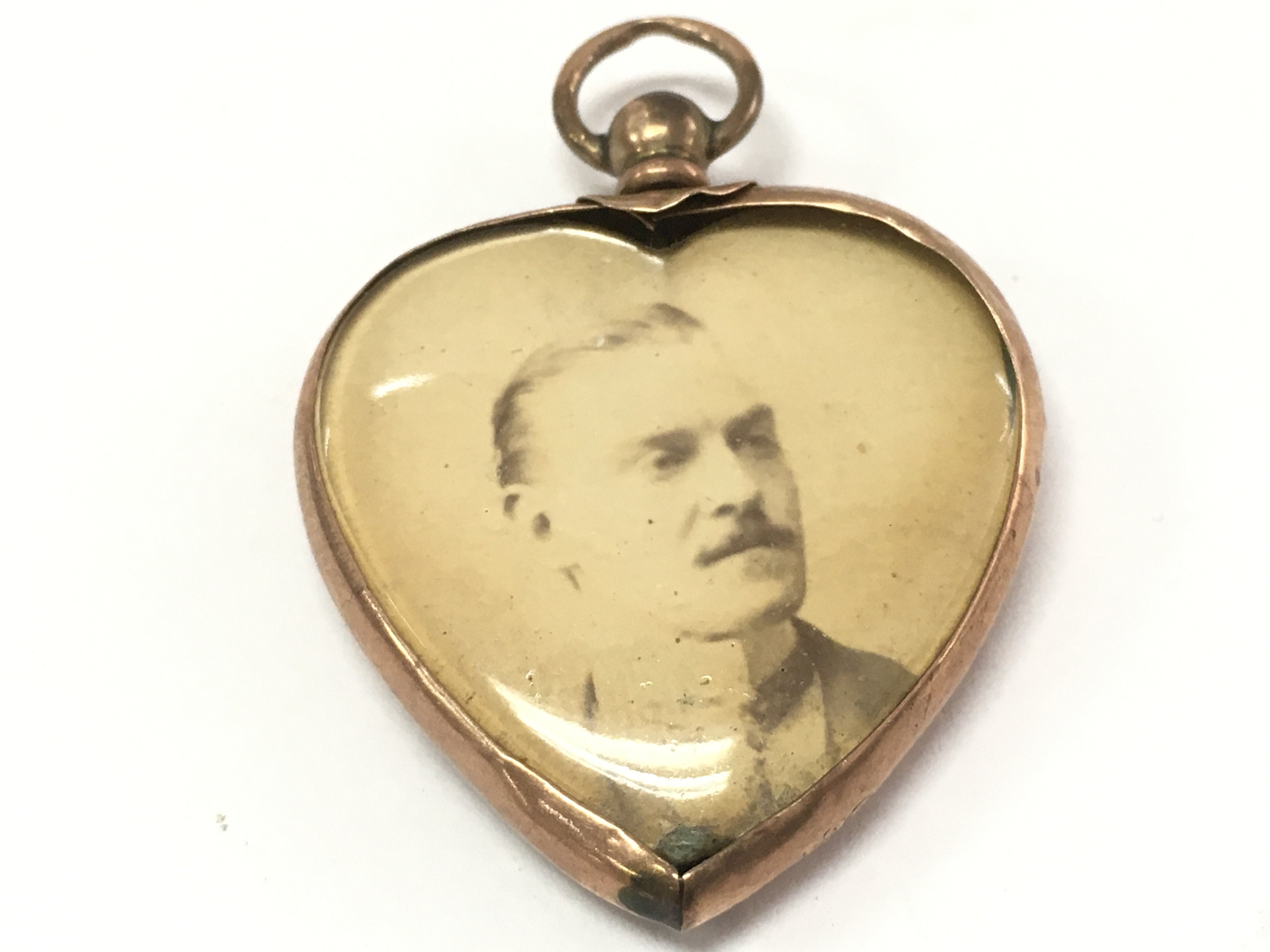 A 9ct gold heart shaped locket . Total weight 6g Postage category A