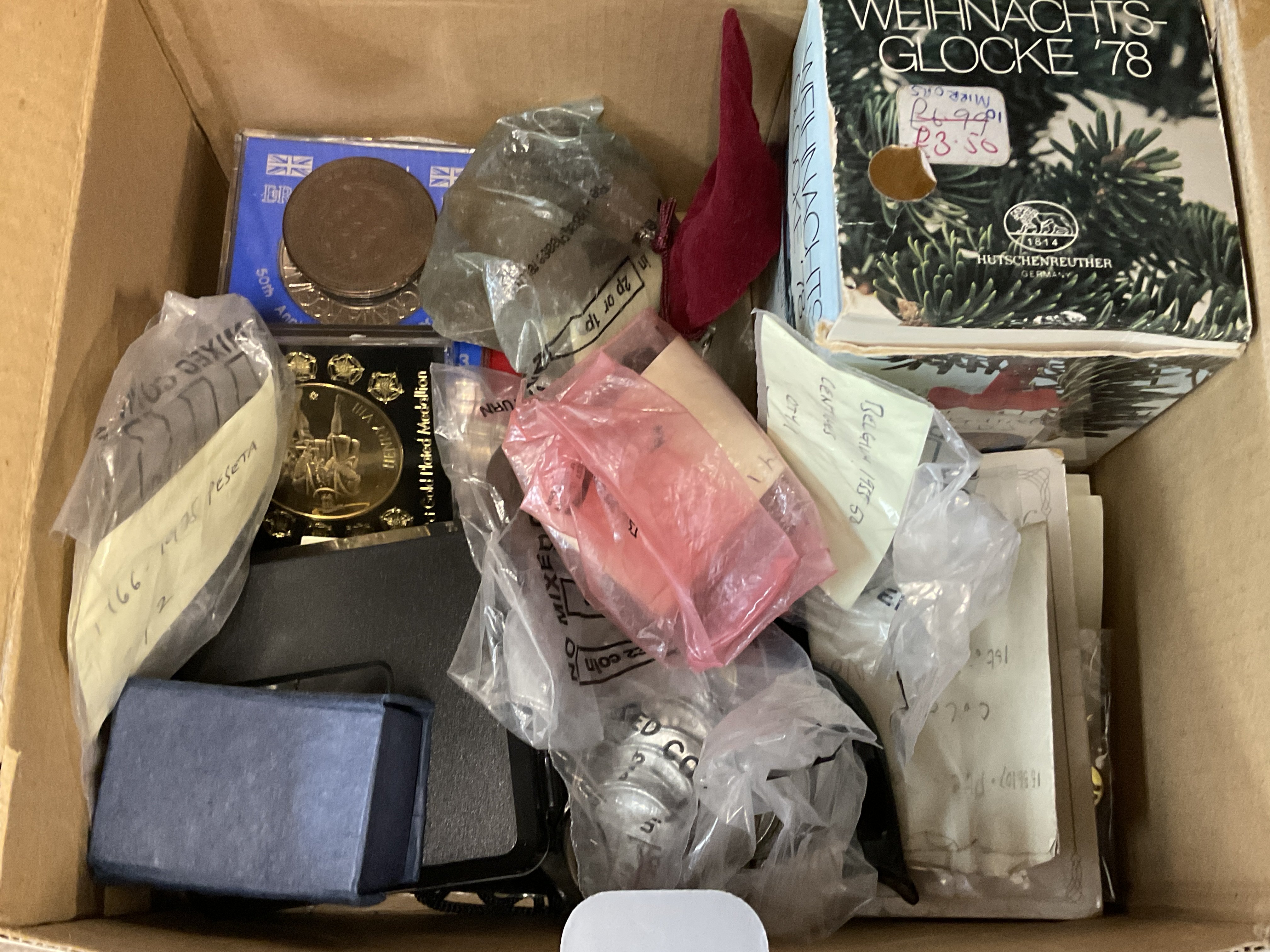 A mixed lot of British and world coinage.