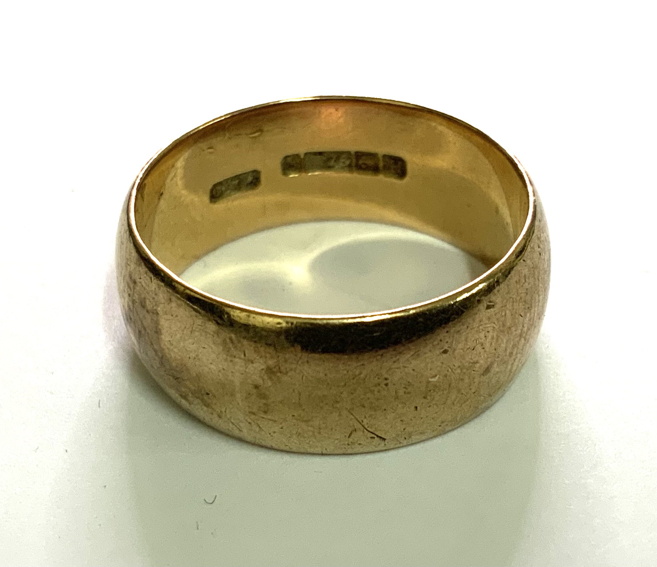 A 9ct gold wedding band, Size Q, 6.7g (A)