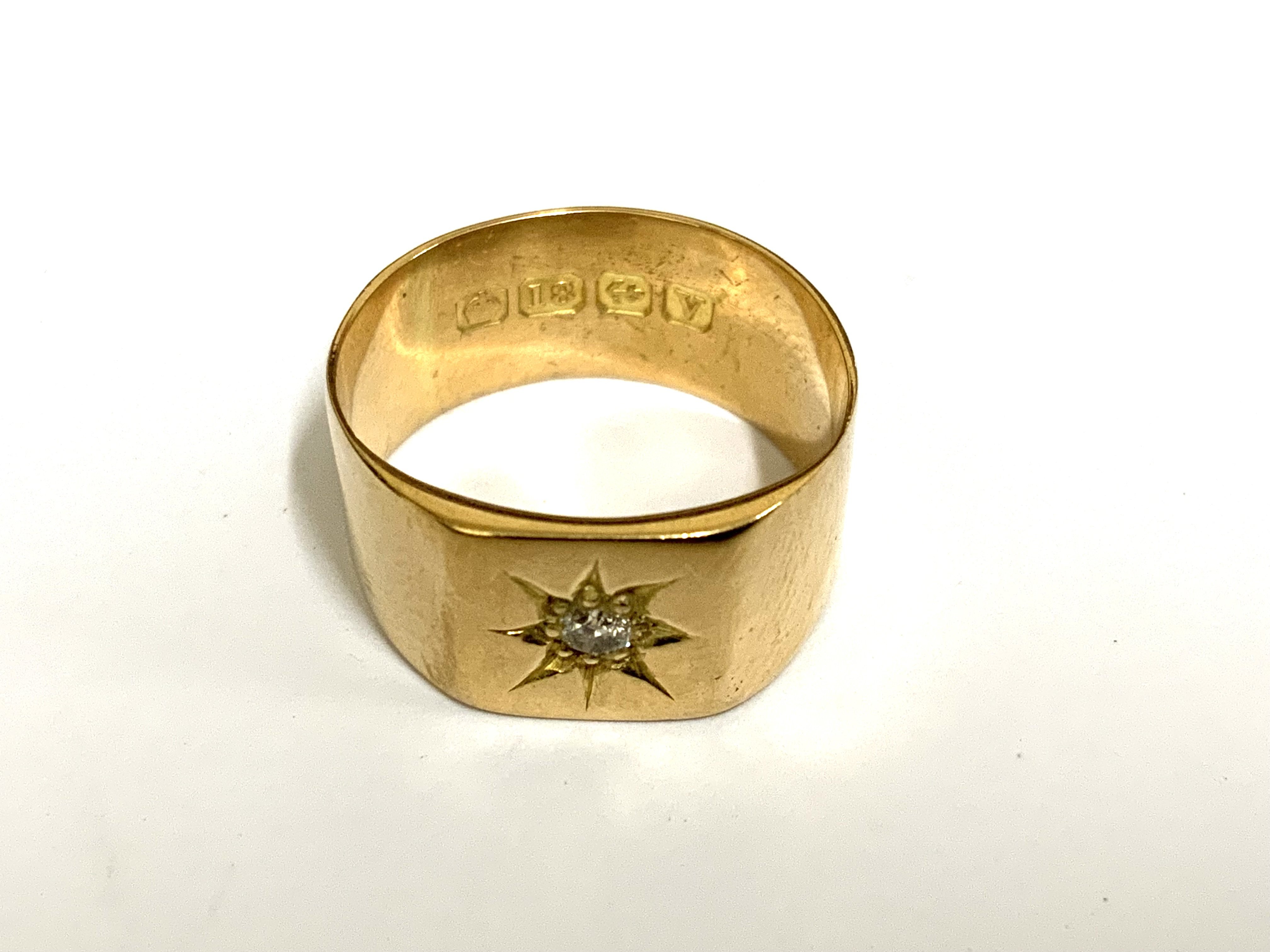 A heavy 18ct gold band inset with a small cut diamond. Size J, 4.9g (A)