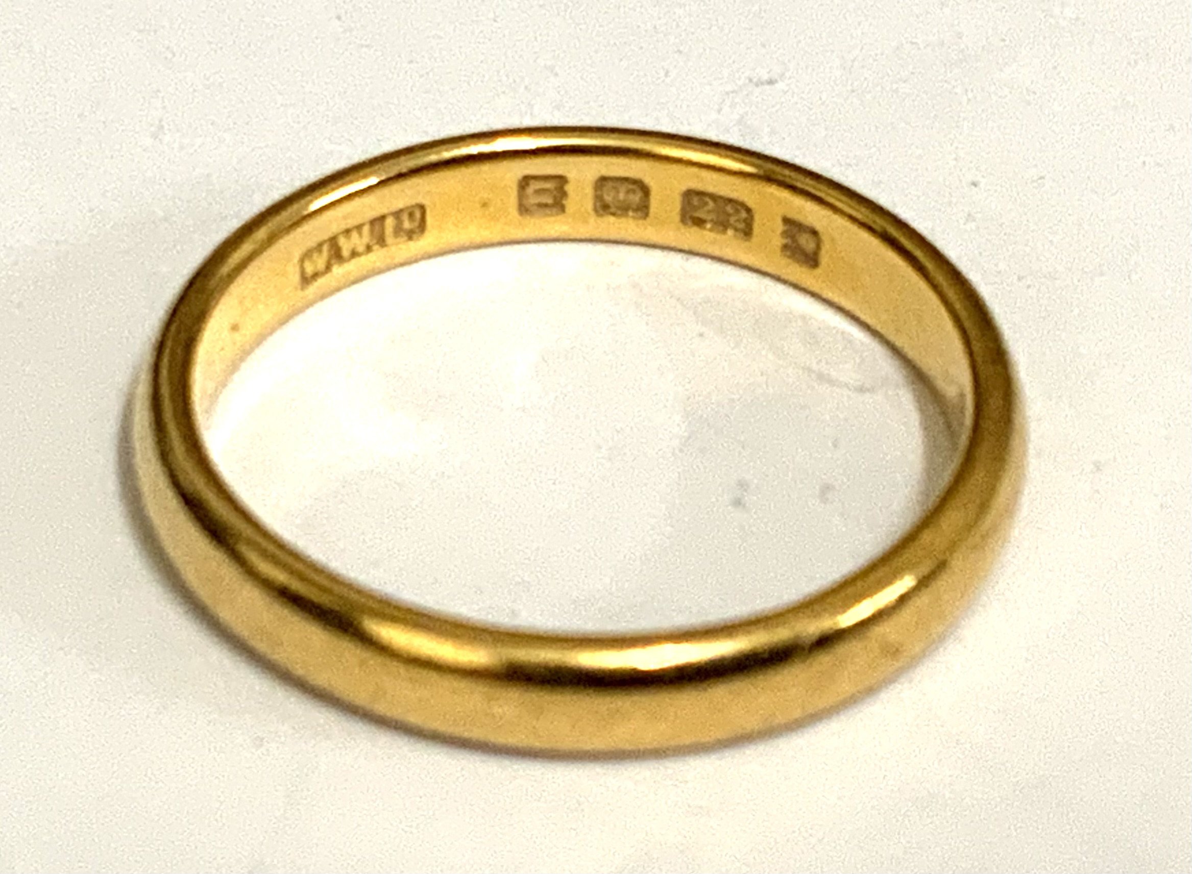 A 22 ct gold wedding band, N.5cm (A)