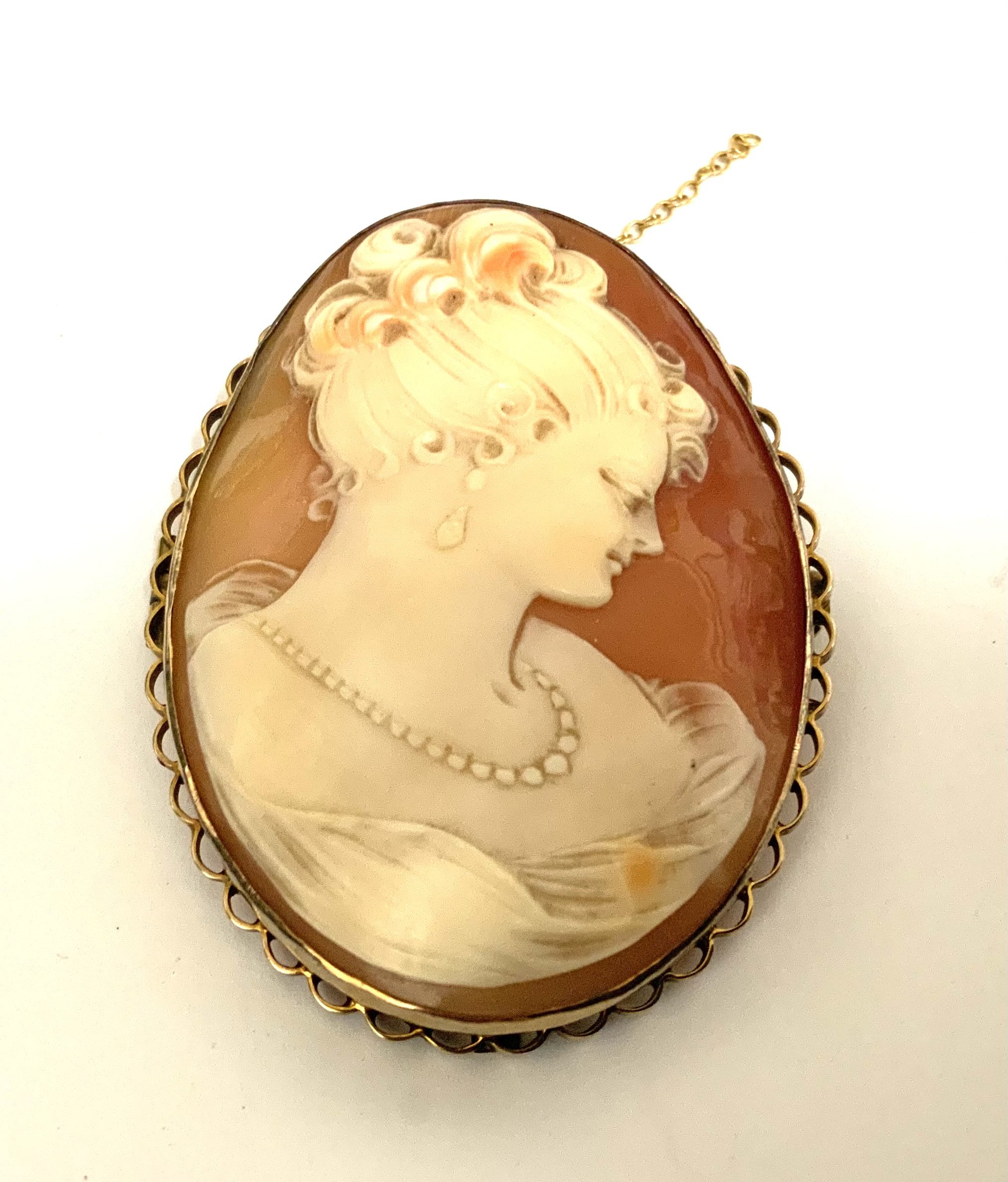 A 1970s 9ct gold mounted cameo brooch. 5cm x 4cm. (A)
