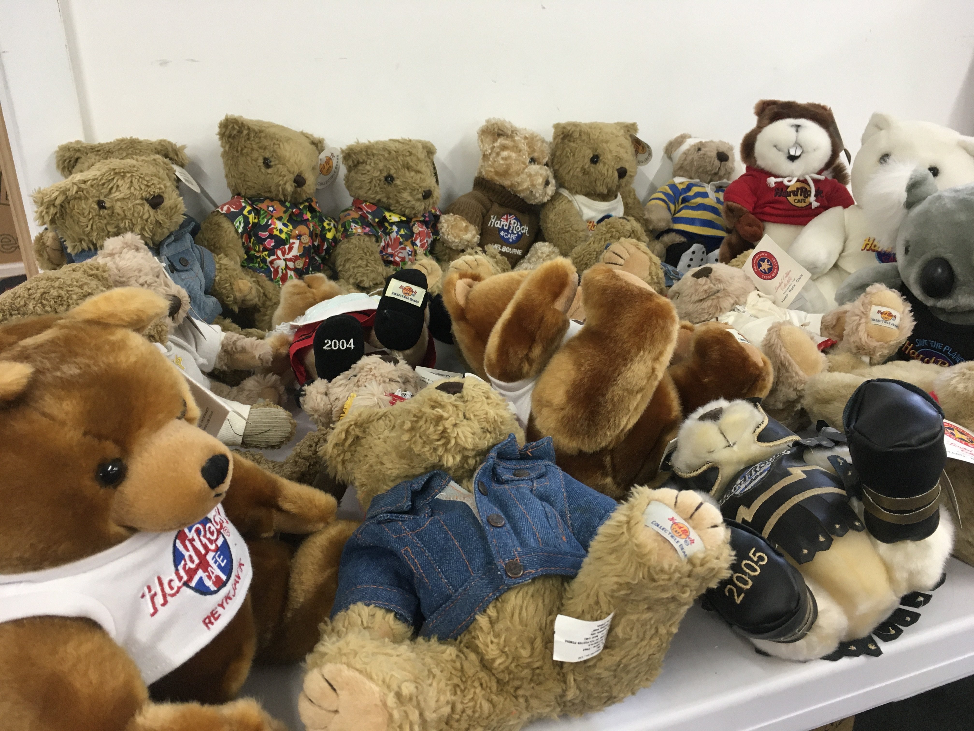 A collection in excess of 20 Teddy Bears from the Hard Rock Cafe franchise. Mostly with tags including some limited edition and Signature editions. No reserve
