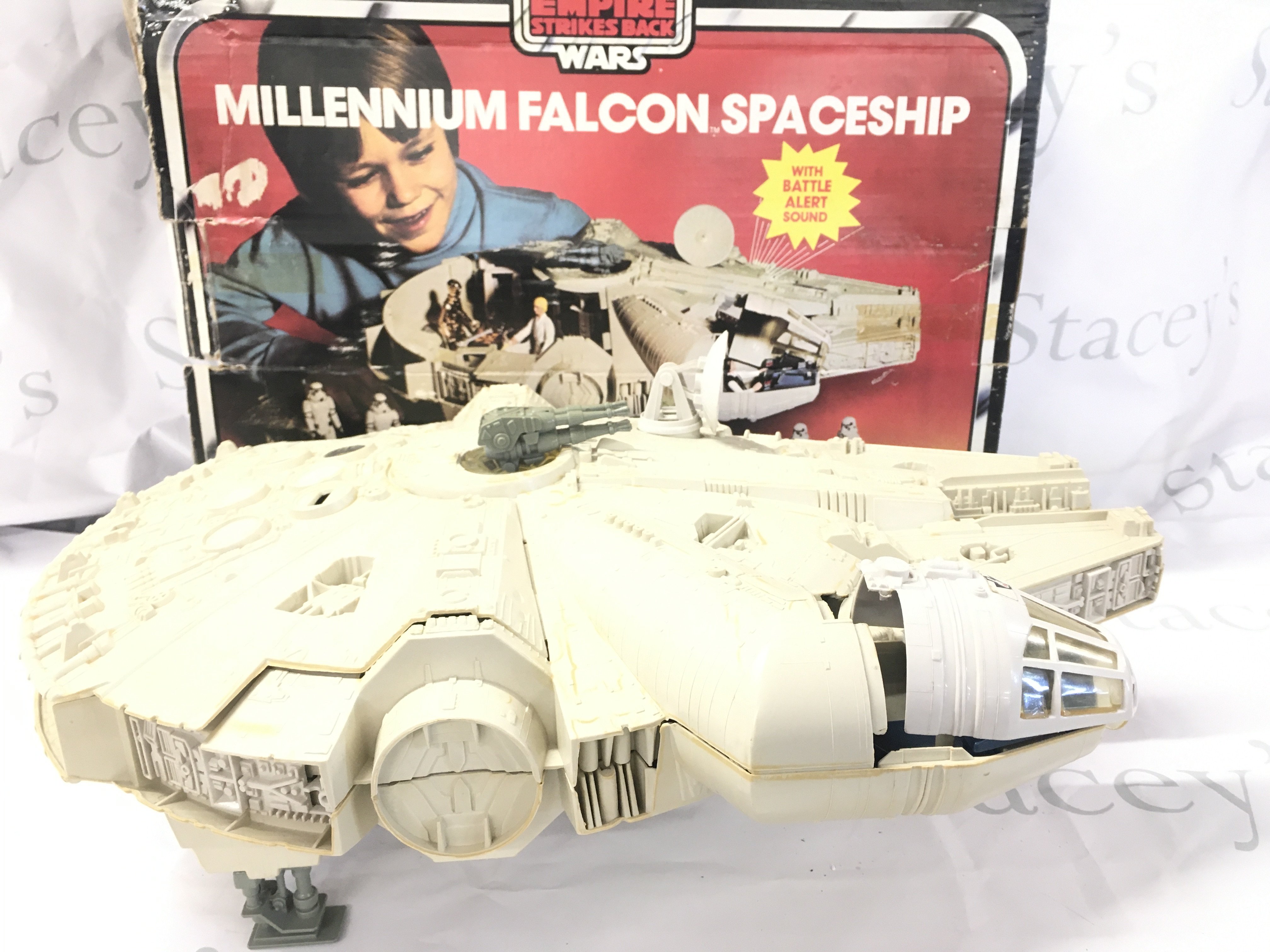 A Boxed Vintage Star Wars Millennium Falcon. Parts a missing/Broken.