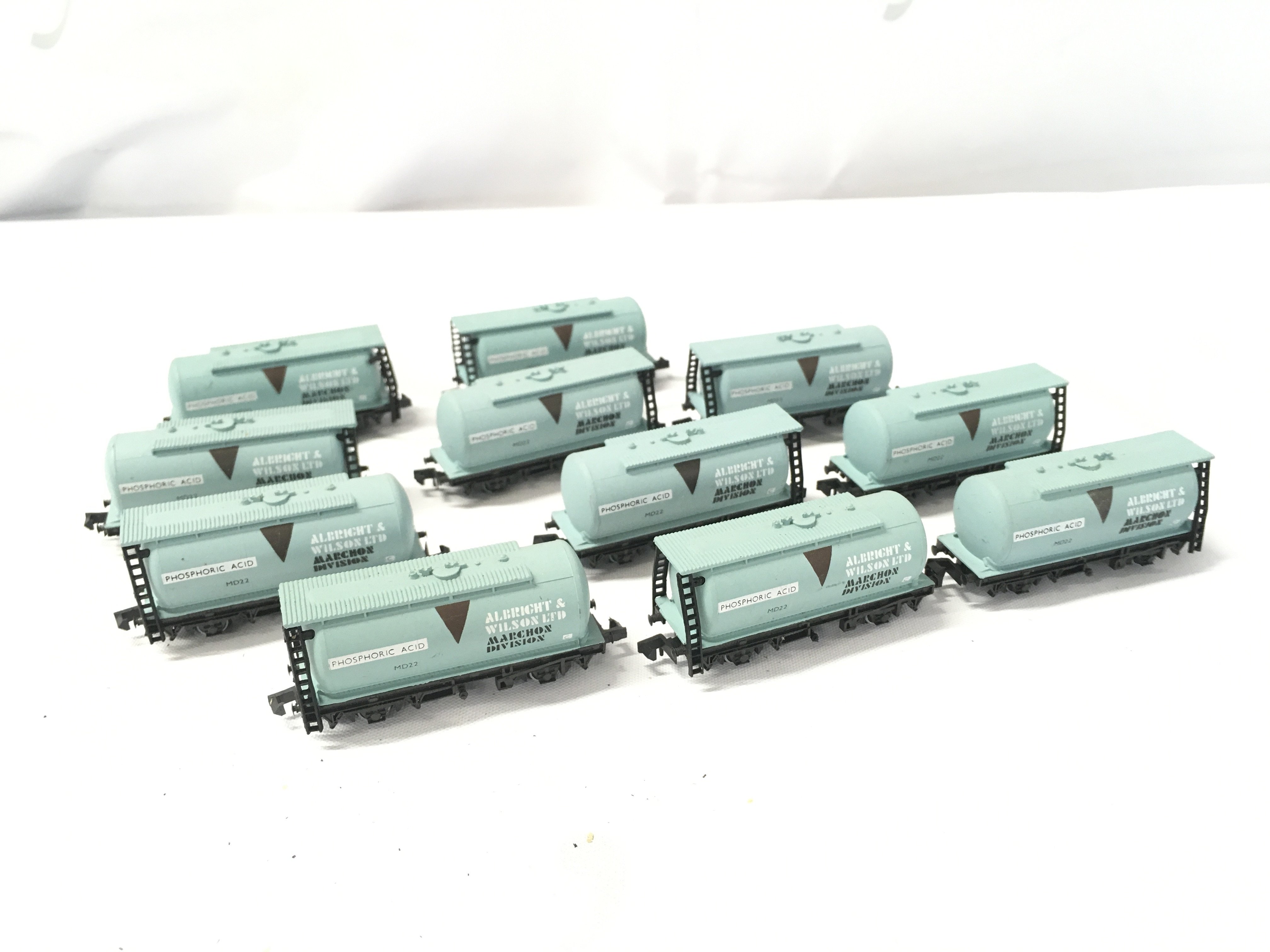 11 Loose Peco N Gauge Albright And Wilson Tank Wagons.