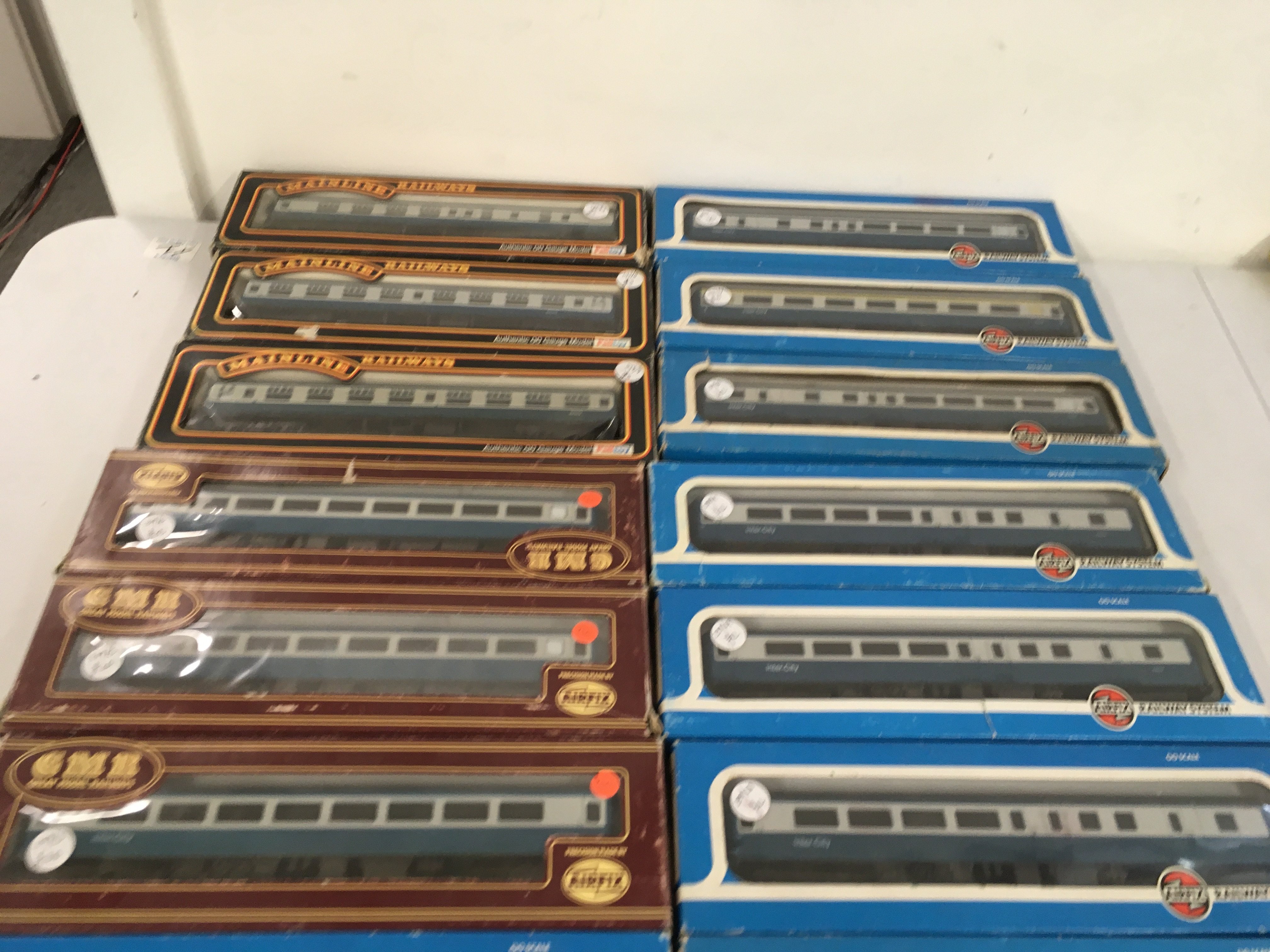 A collection of 14 boxed 00 gauge model railway coaches by Airfix and Mainline. No reserve.