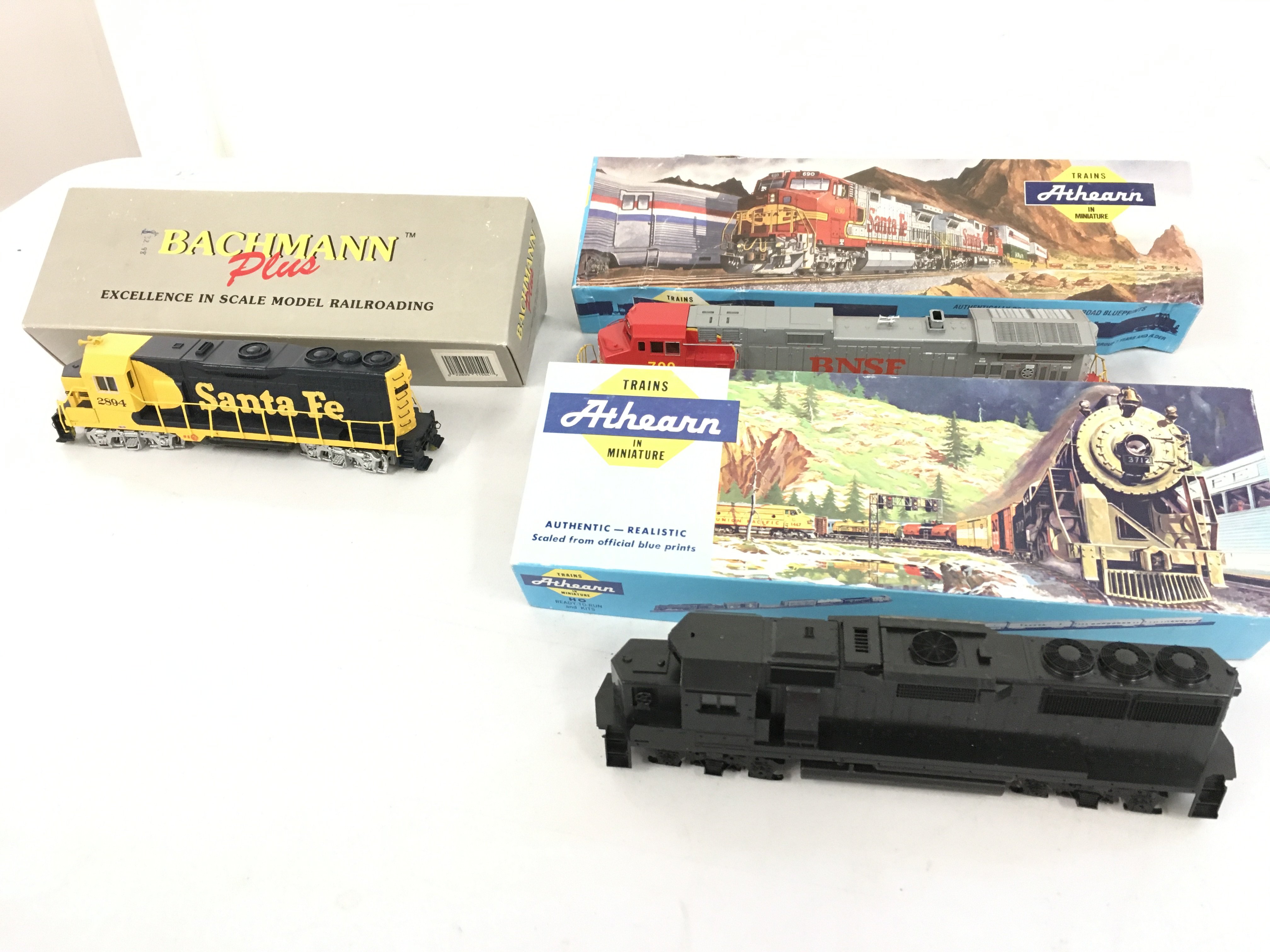 3 boxed HO gauge model railway locomotives by Bachmann plus. Santa Fe 2894. No. 11504 and Athearn. 4751 and 4940. No reserve