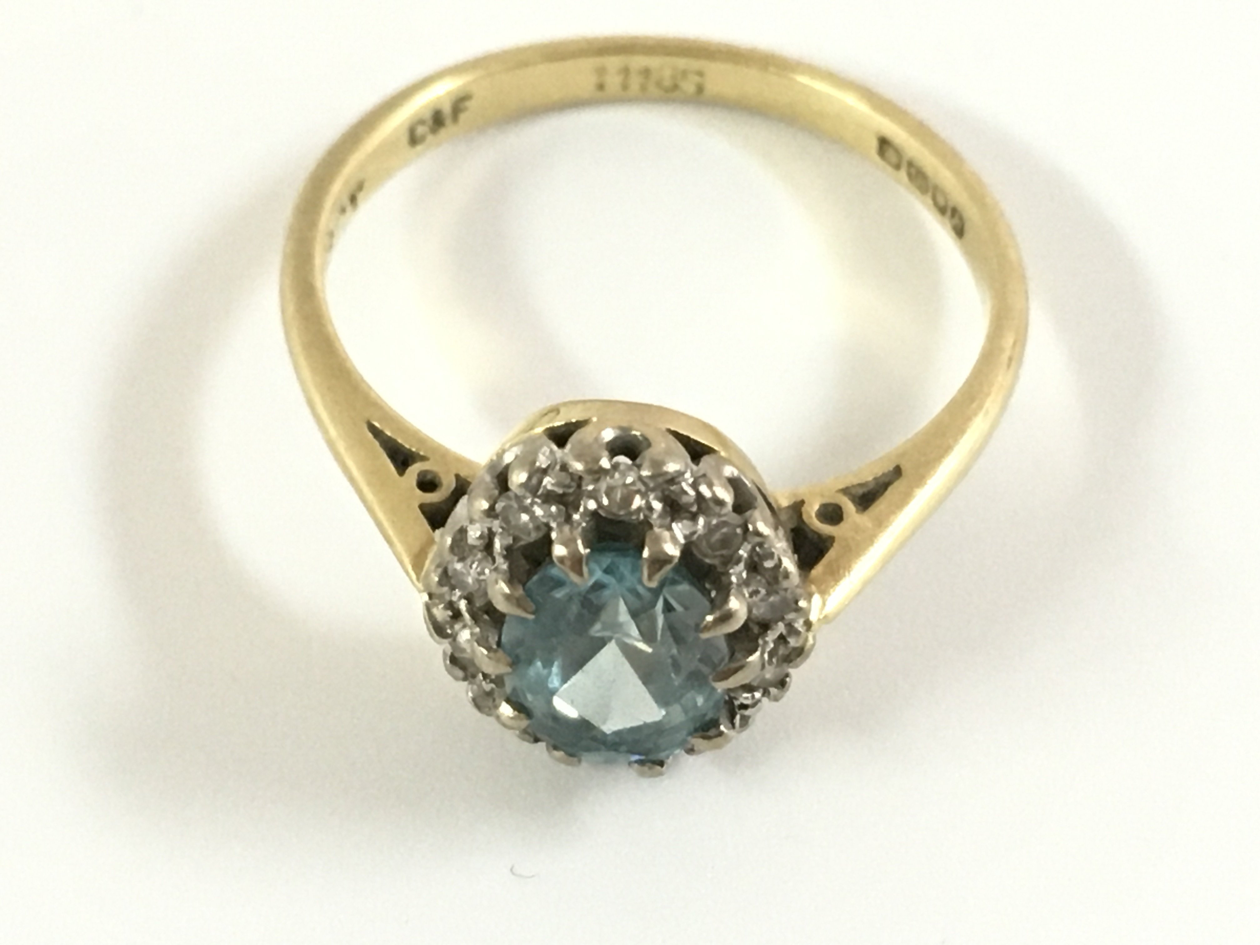 An 18ct gold aquamarine set ring. Approx weight 3.42grams, size N.