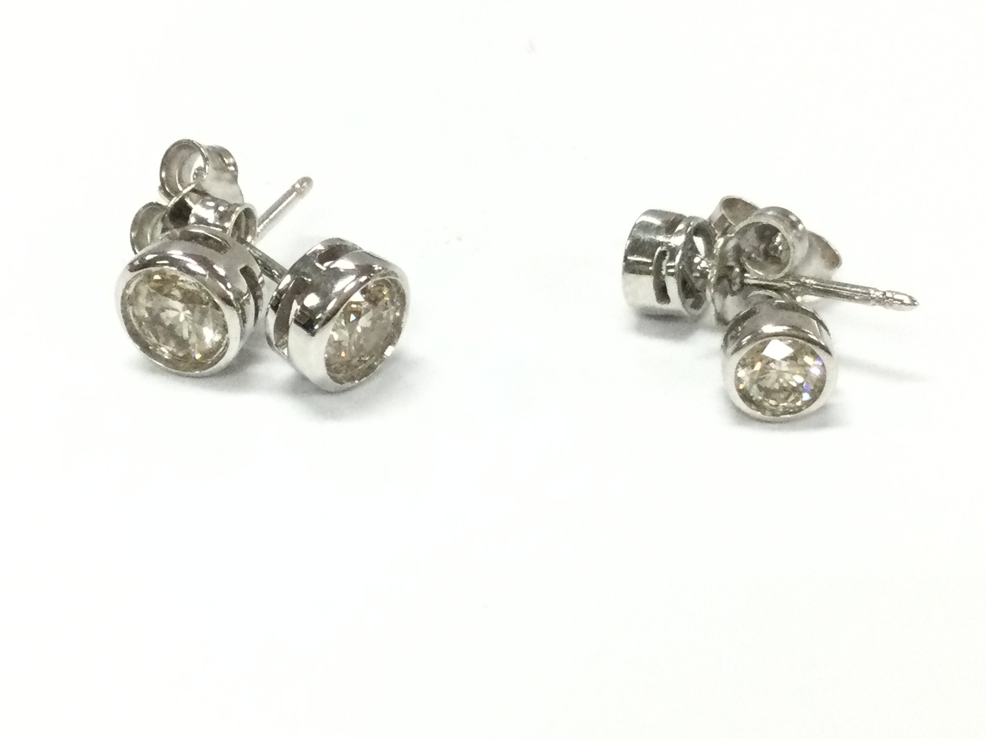 Two pairs of 18ct white gold diamond stud earrings. Larger diamond have 4-5mm diameter approximately and smaller 3-4mm
