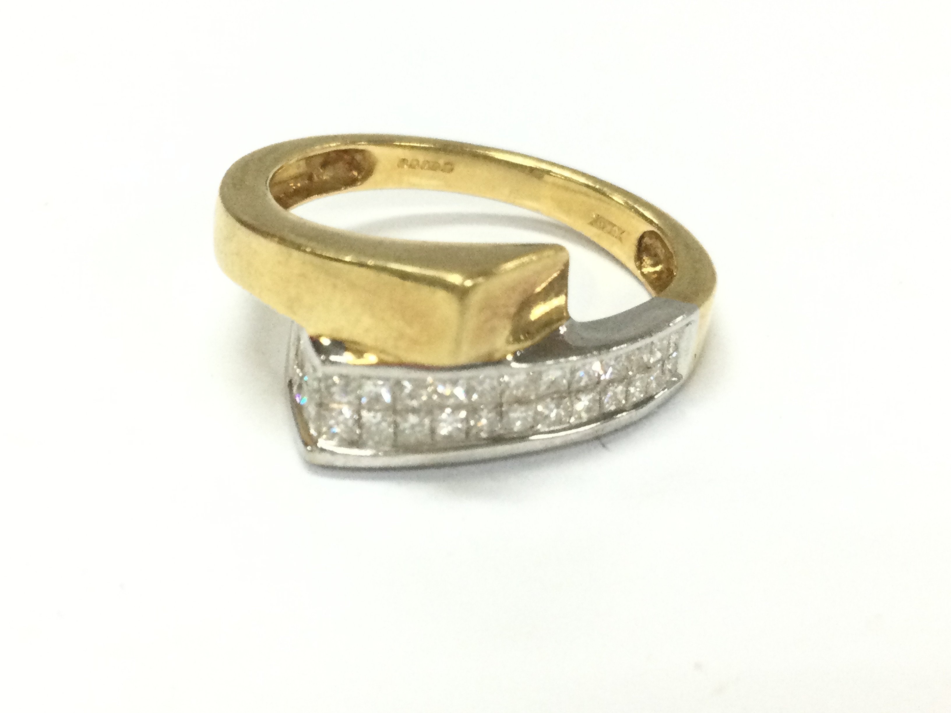 An 18ct white and yellow gold diamond set ring. Approx 5.6g and size N 1/2