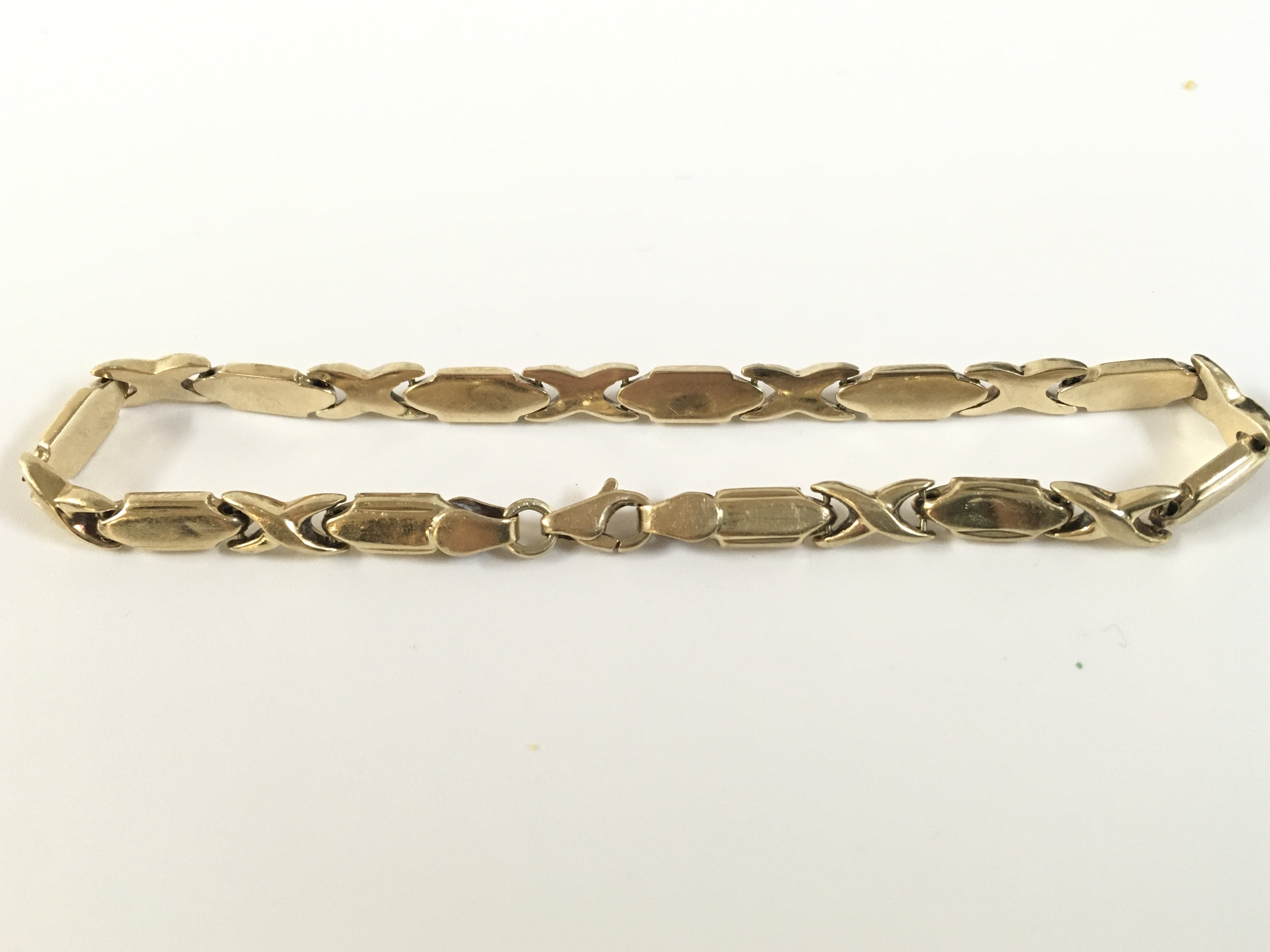 A ladies 9ct gold hollow link bracelet. Approx weight 4.64 grams, Approx length 7.5&#2013266057۝.