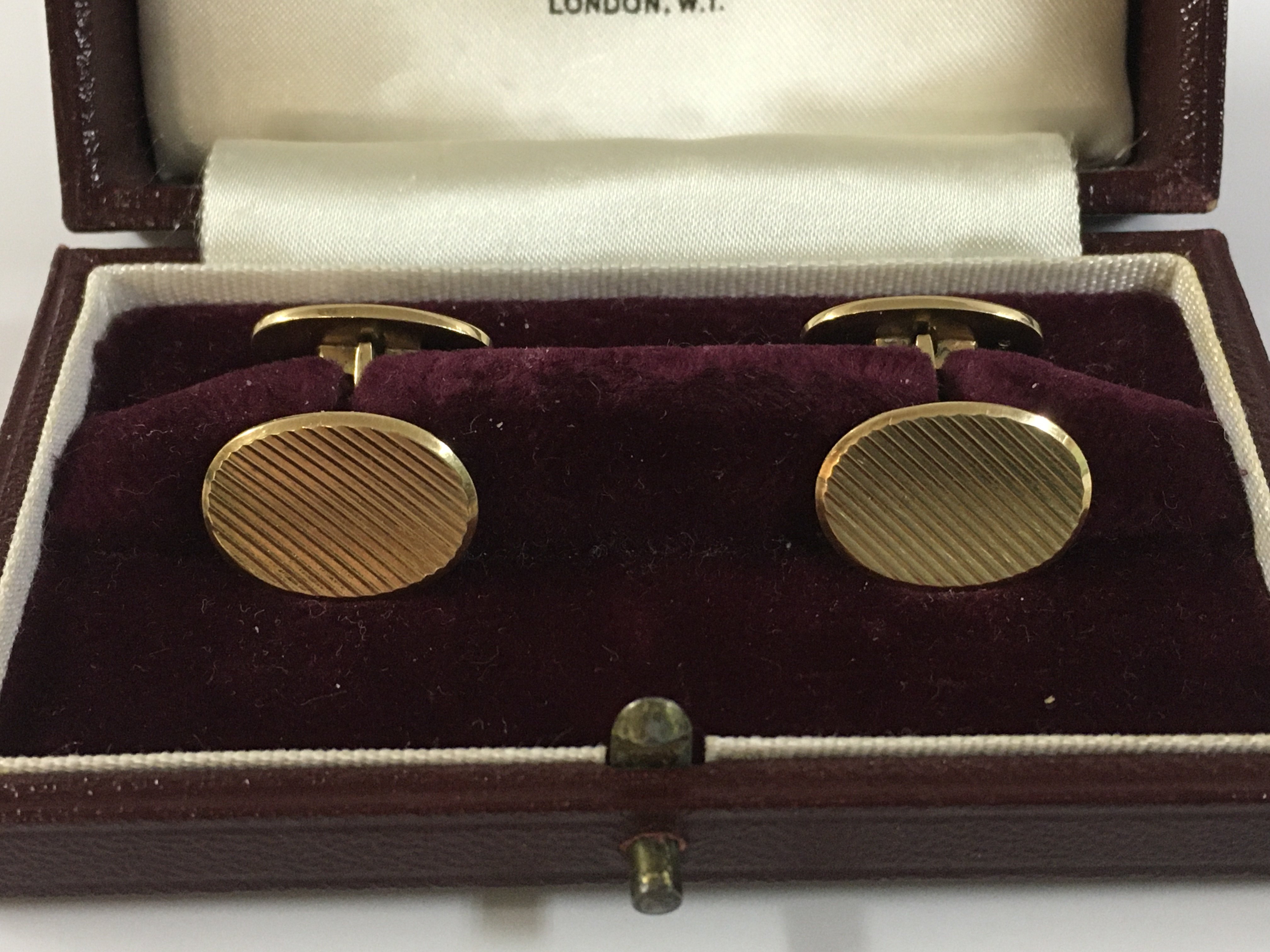 A pair of cased 14ct gold cufflinks Approx weight 11.28 grams.