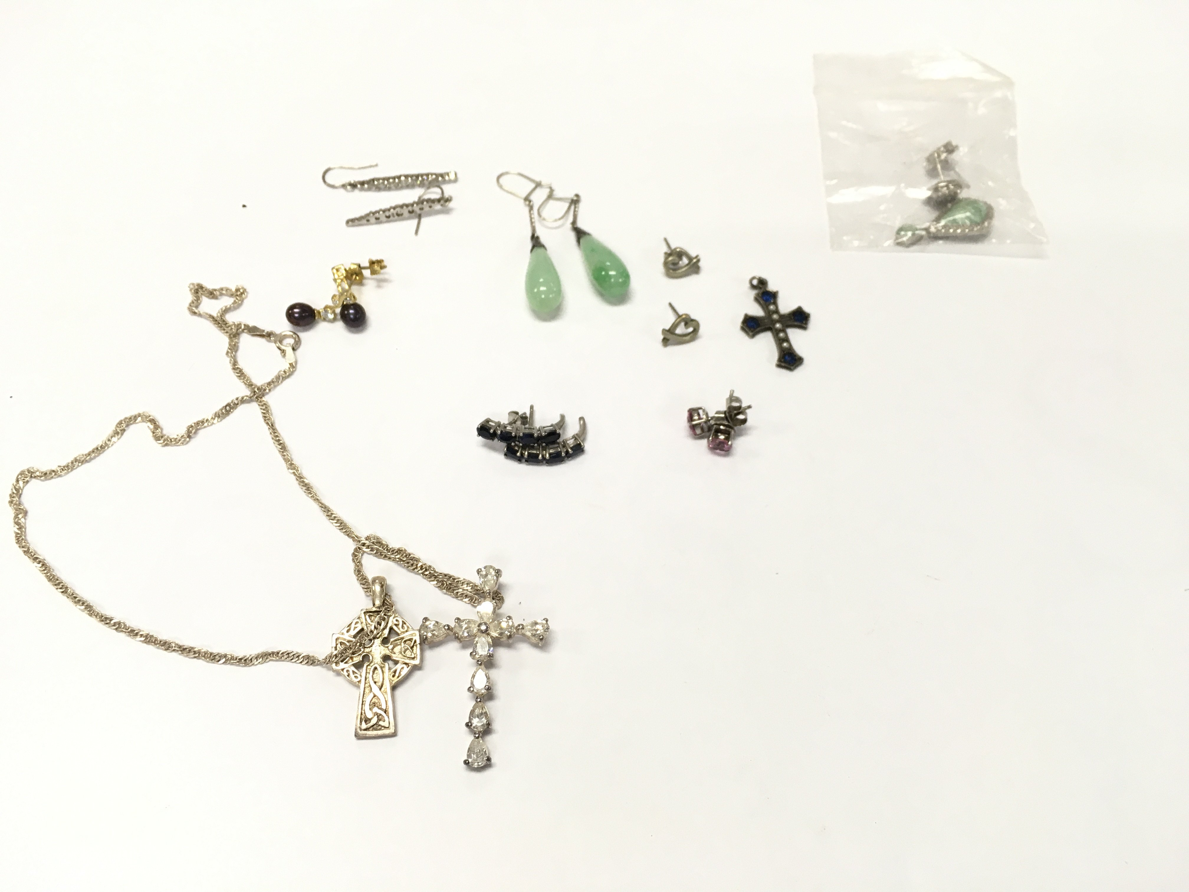 A collection of assorted silver jewellery including earring and pendant etc approximately 41g