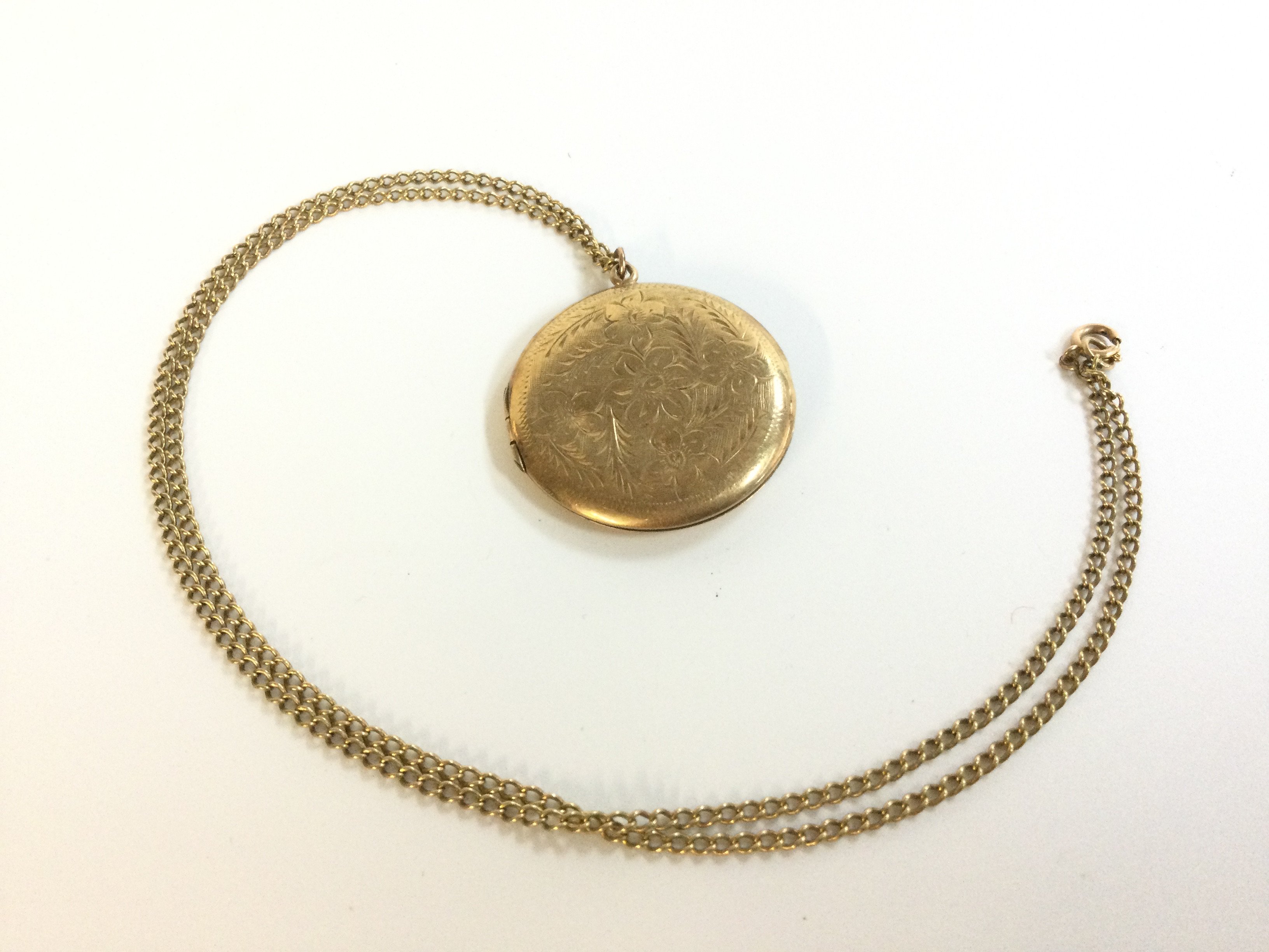 A 9ct gold pendant with 9ct chain . 14.2g total weight. Postage category A