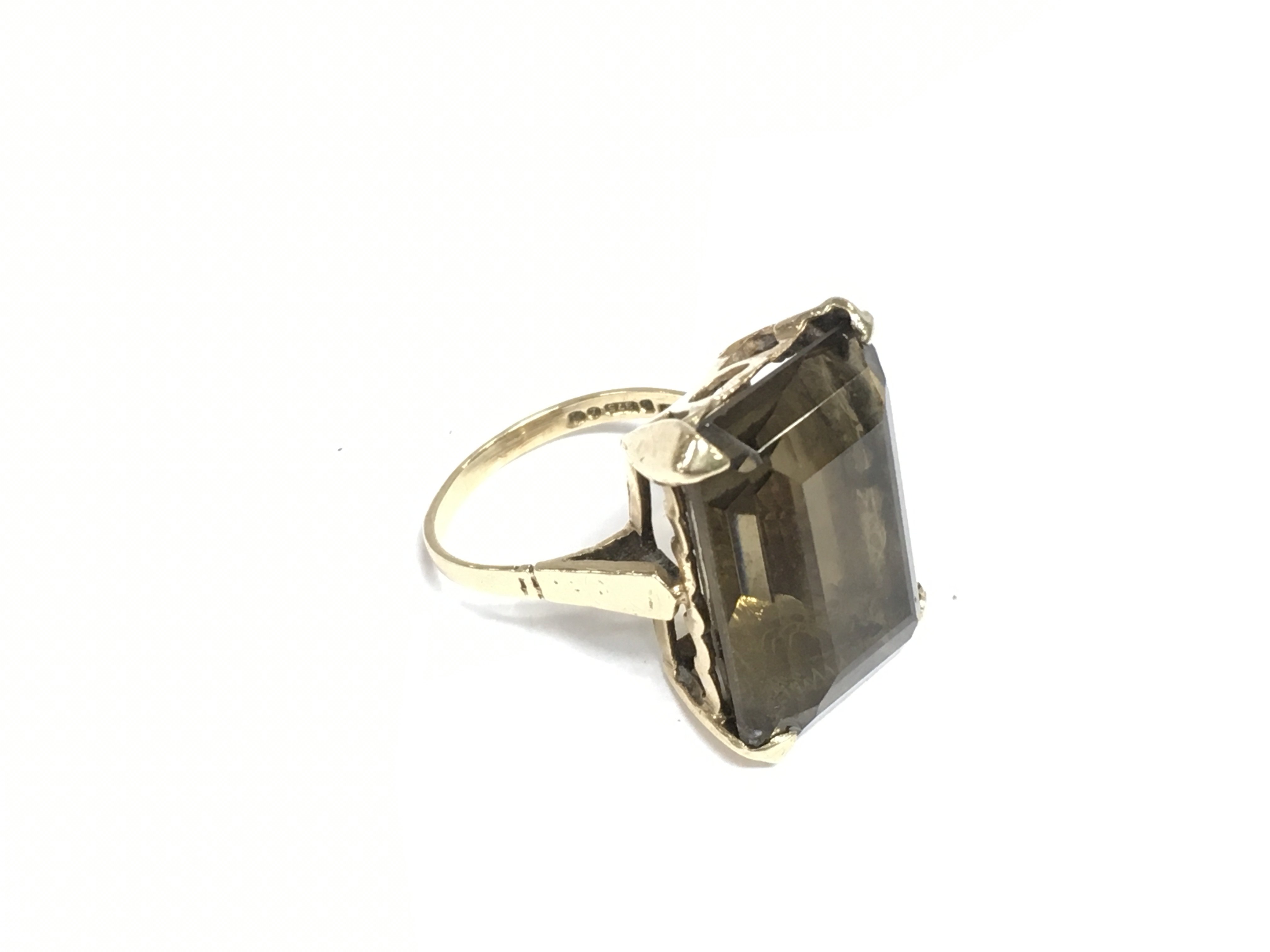 A large 9ct gold quartz ring, approx 7.3g and approx size M. Shipping category A.
