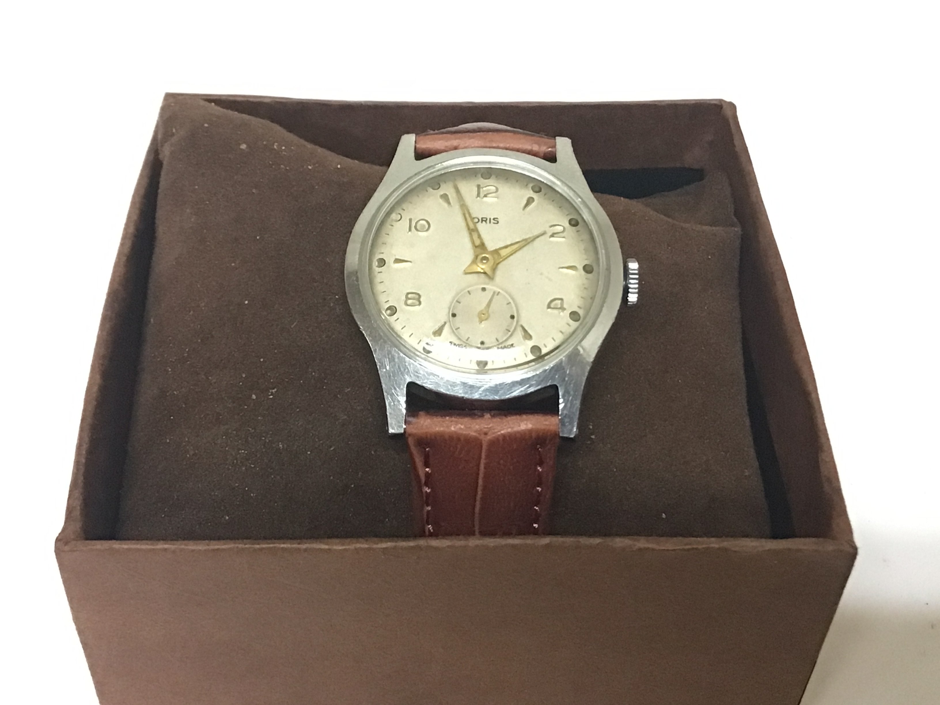 A midi Vintage Oris Swiss made manual watch with second subsidiary dial 17 Jewel. Seen working.