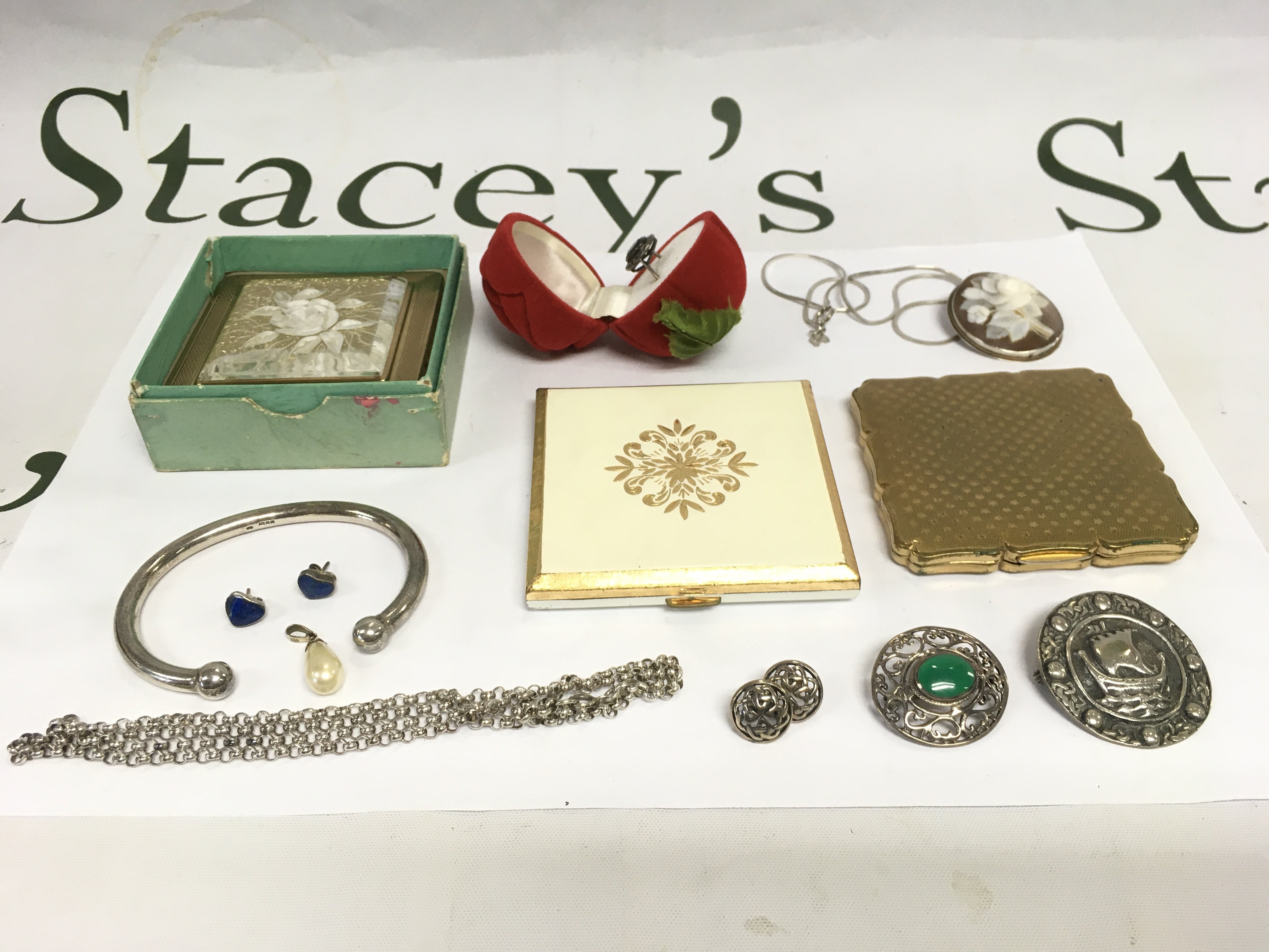 A small collection of jewellery and compacts including a silver bangle, brooches etc. Shipping category B.