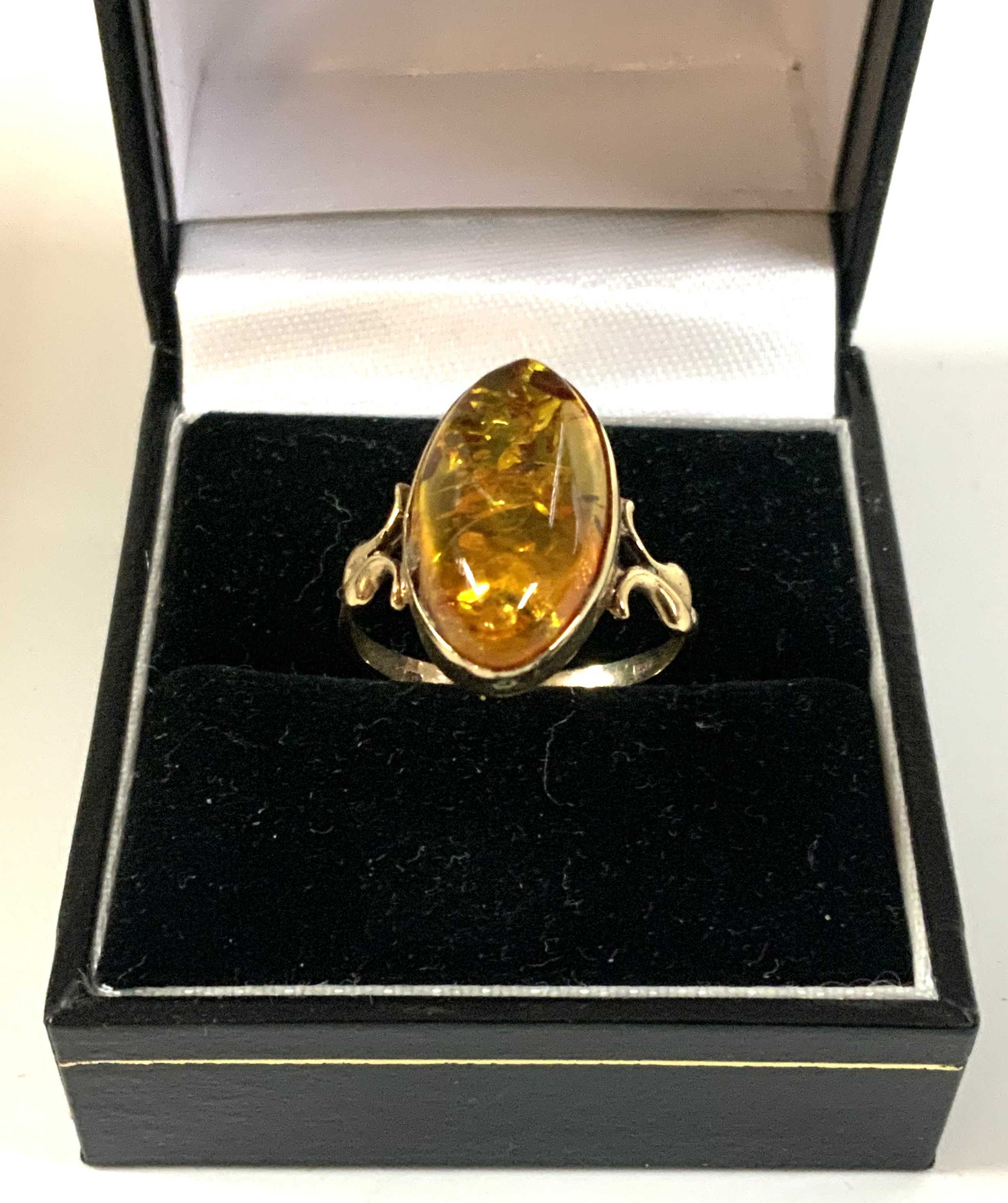 A 9ct gold and amber ring, Size O (A)