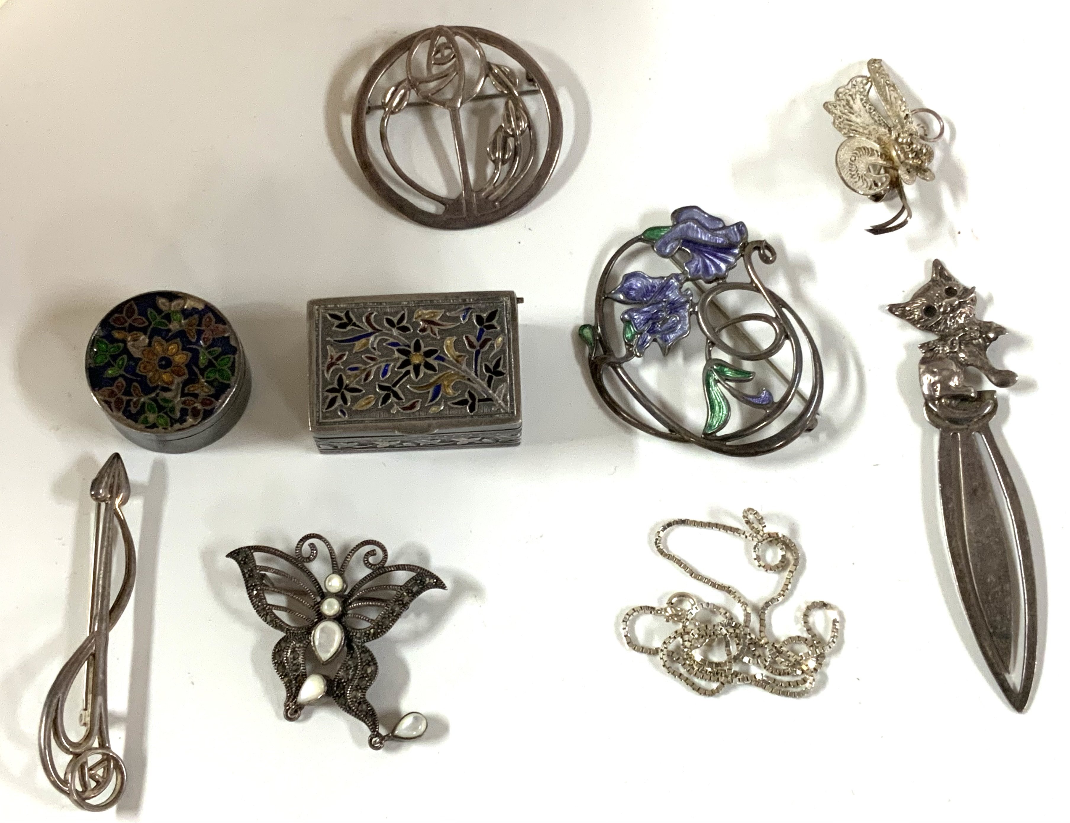 A small collection of sterling silver jewellery etc.
