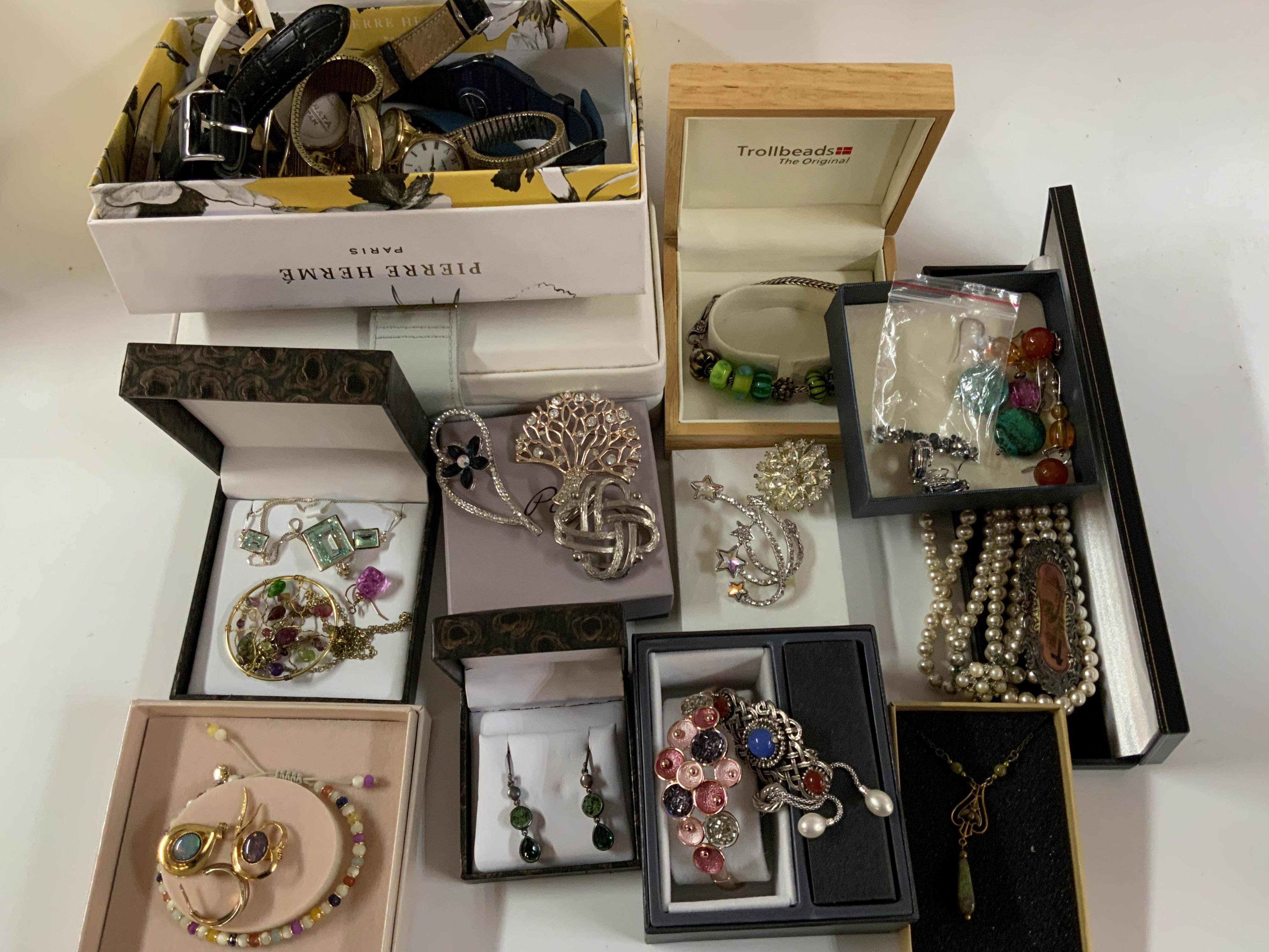 A small collection of costume jewellery.