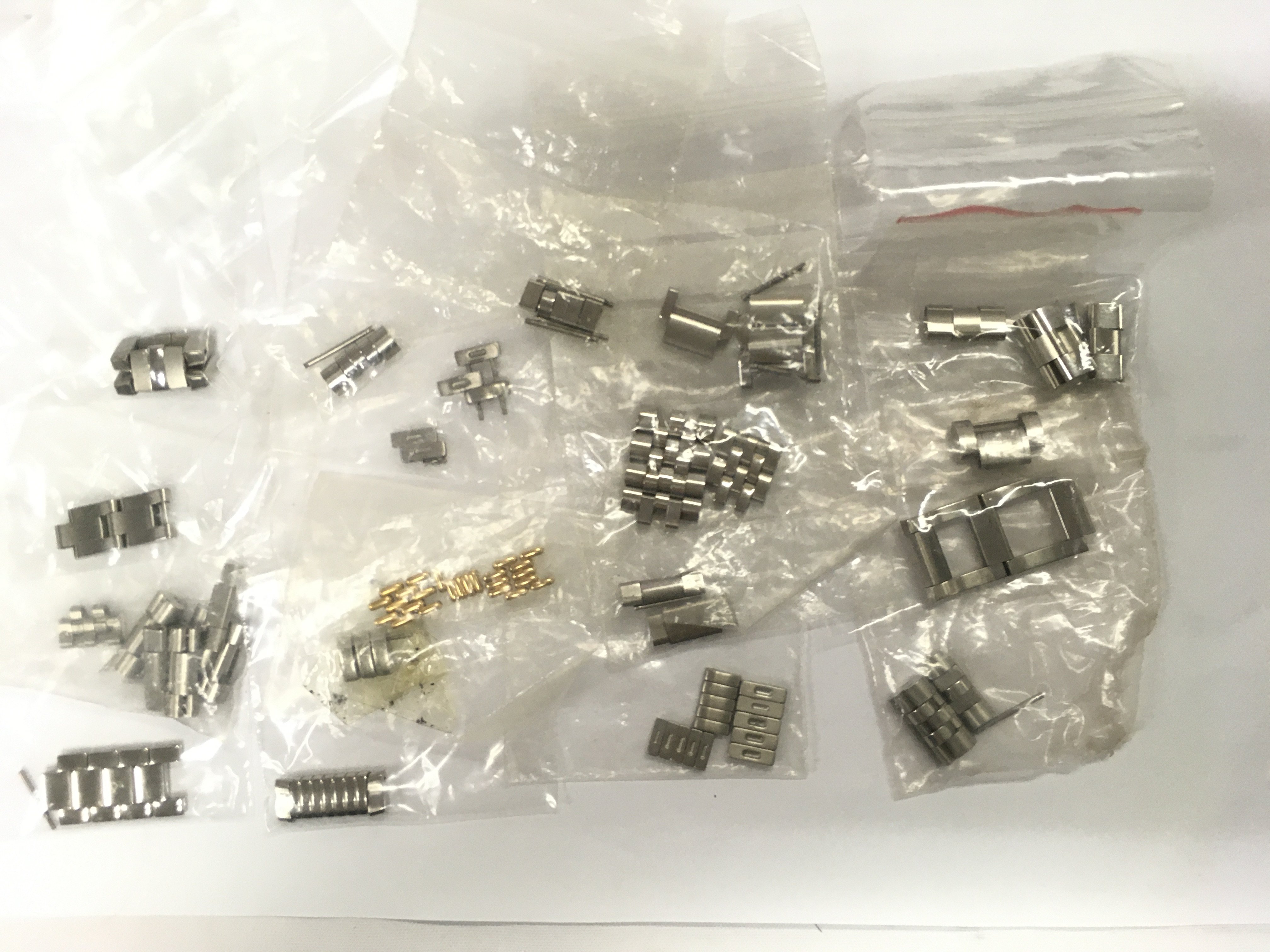 A collection of spare links for watches, various stainless steel examples etc. Shipping category A.