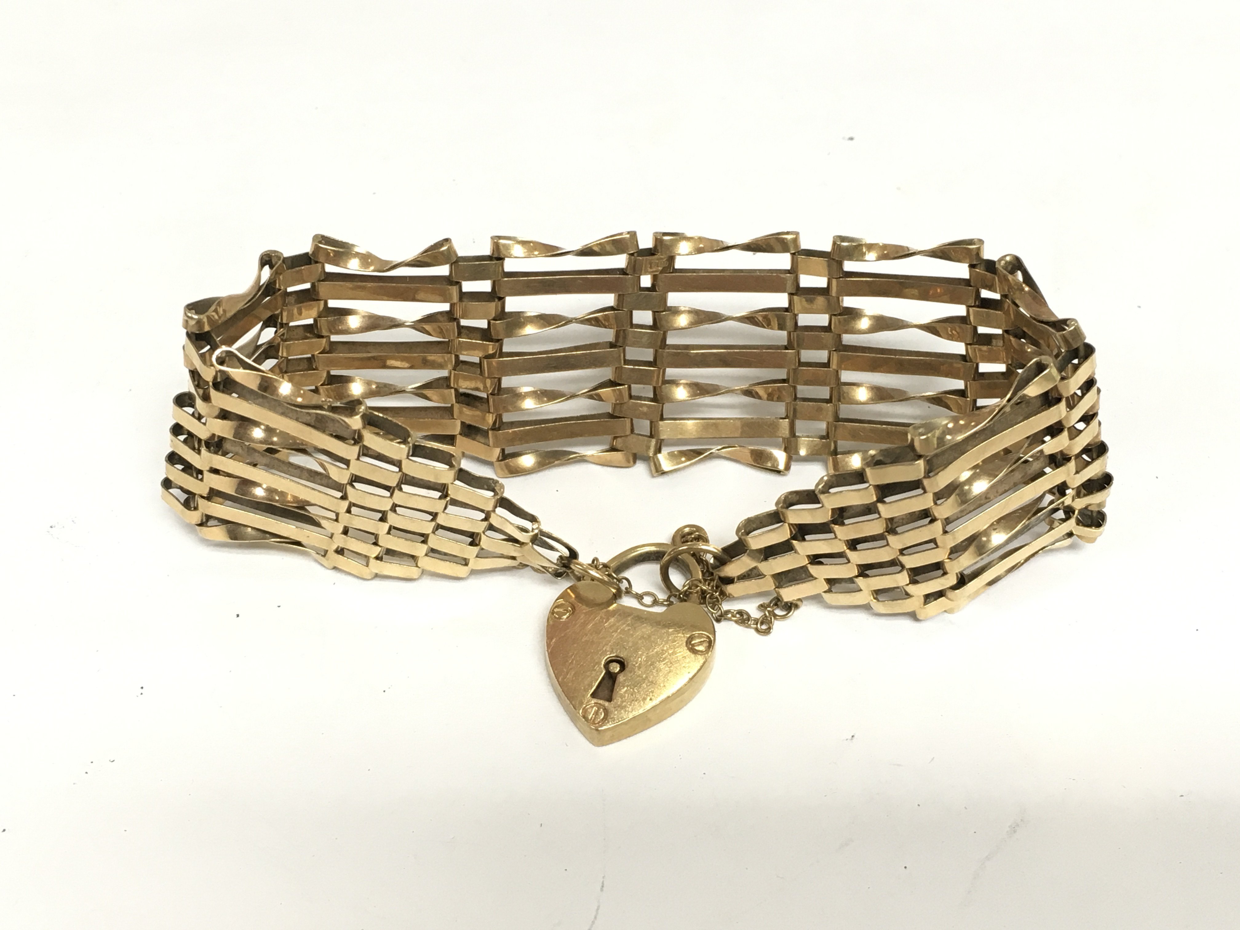A 9ct gold gate bracelet, approx 16.6g. Shipping category A.