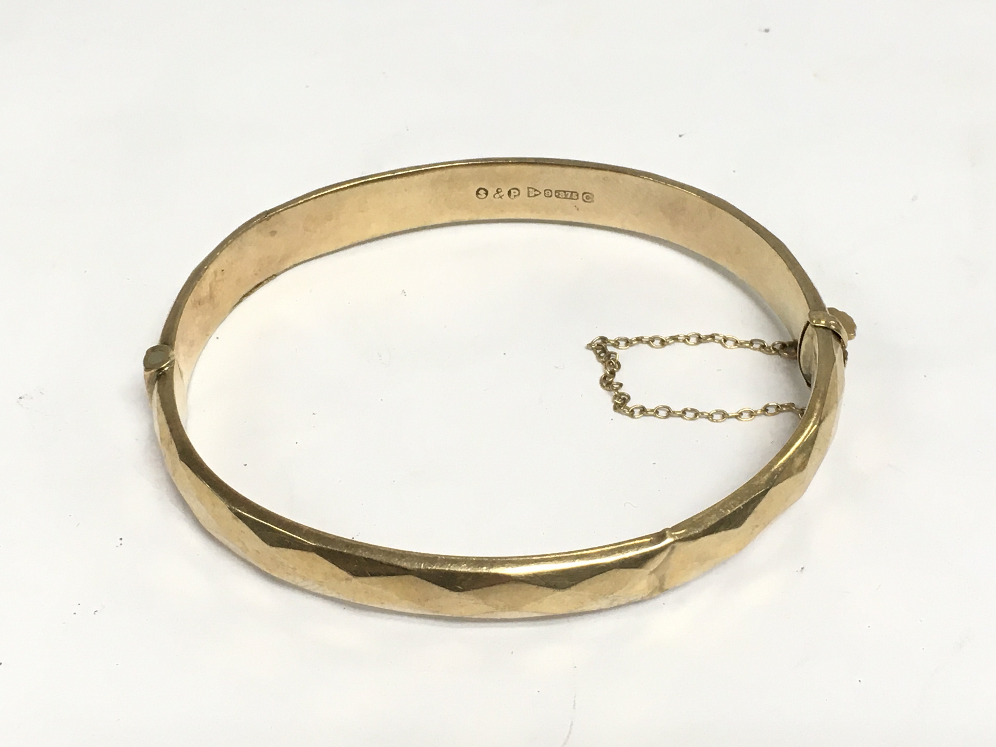 A 9ct gold bangle, approx 9.2g. Shipping category A.
