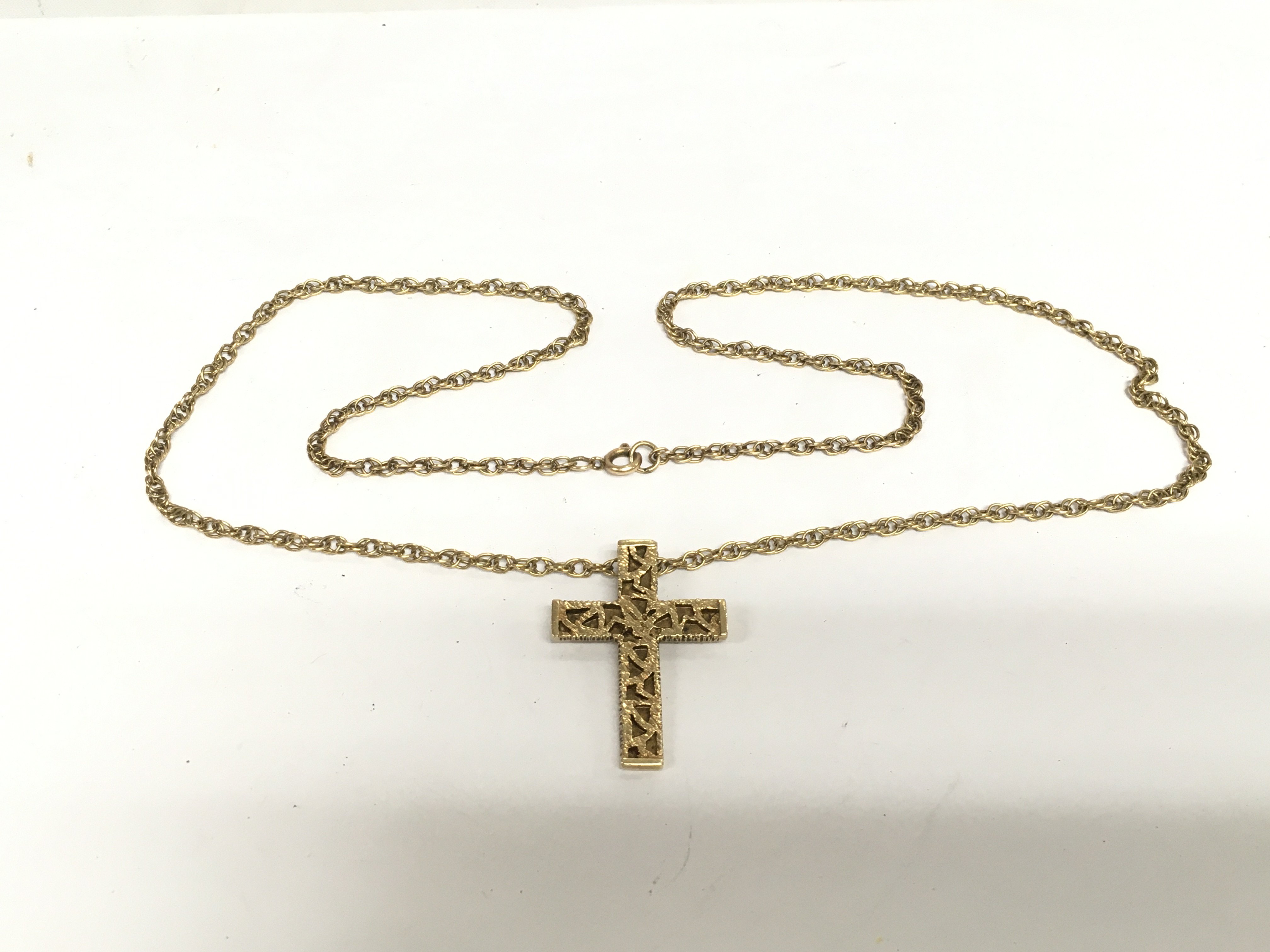 A 9ct gold cross on a 9ct gold chain, approx 12.8g and approx 3.5cm in height. Shipping category A.