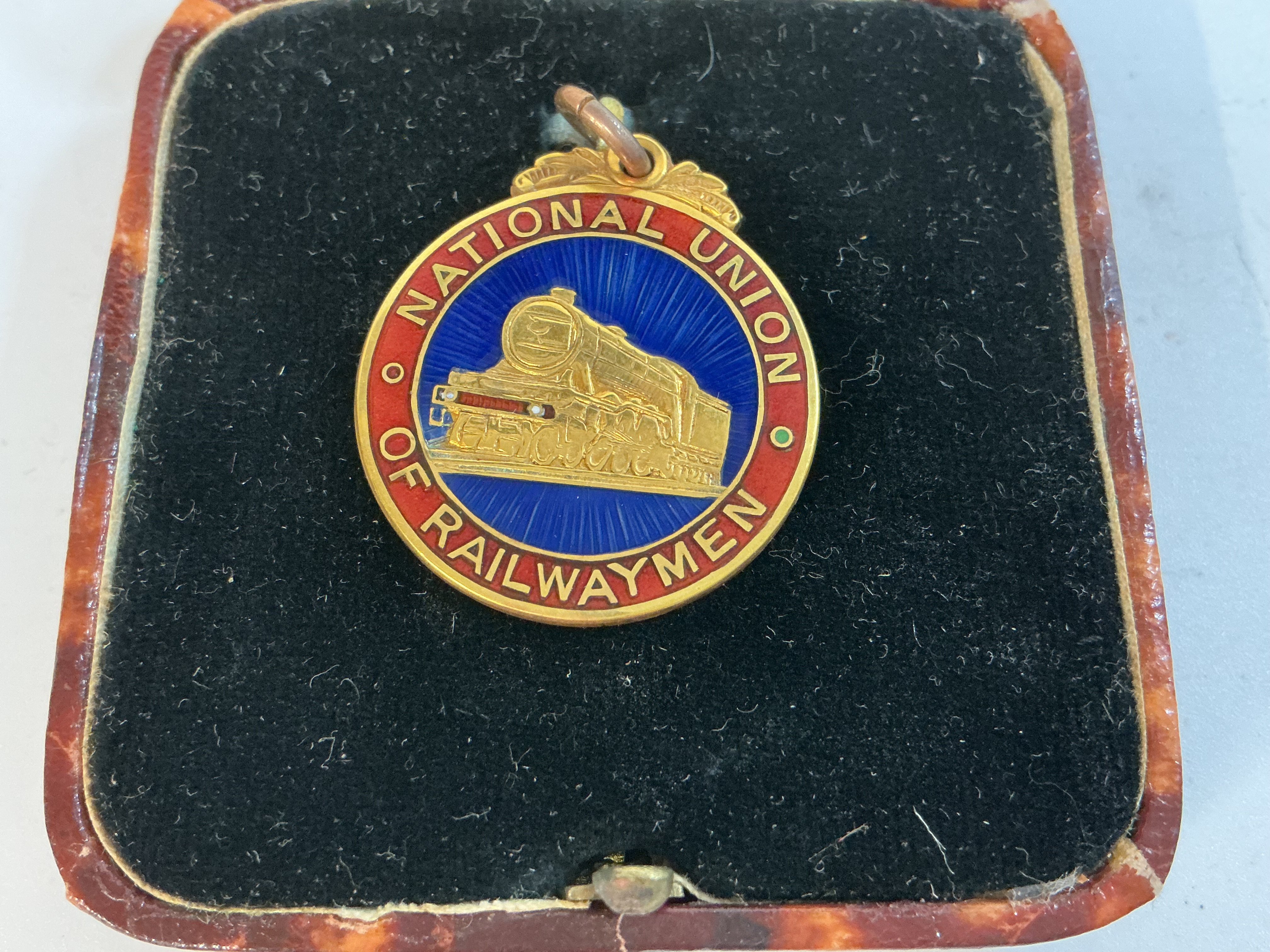 A heavy 9ct gold National Union of Railways enamelled pendant, 10g.